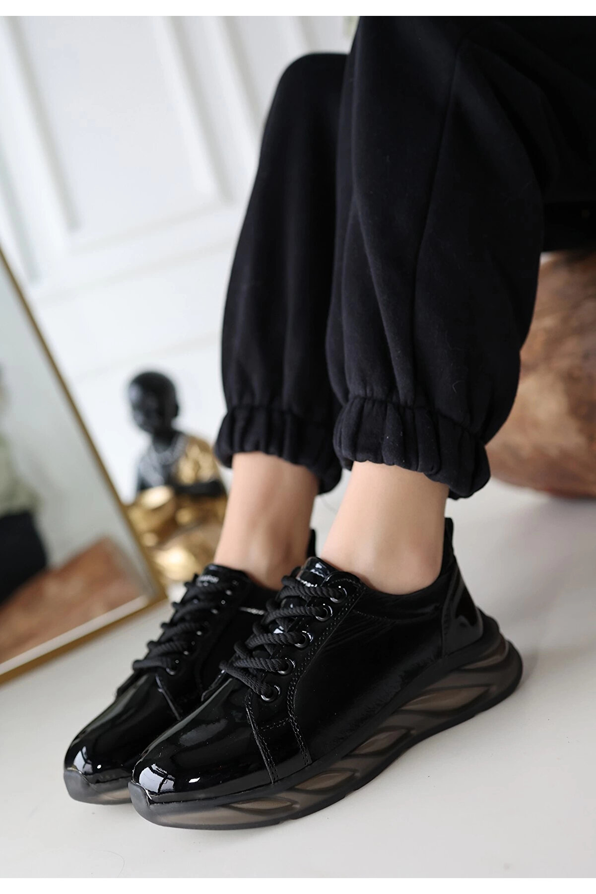 Buti̇k Pi̇ona Si̇yah Rugan Gri̇ Tabanlı Spor Ayakkabı