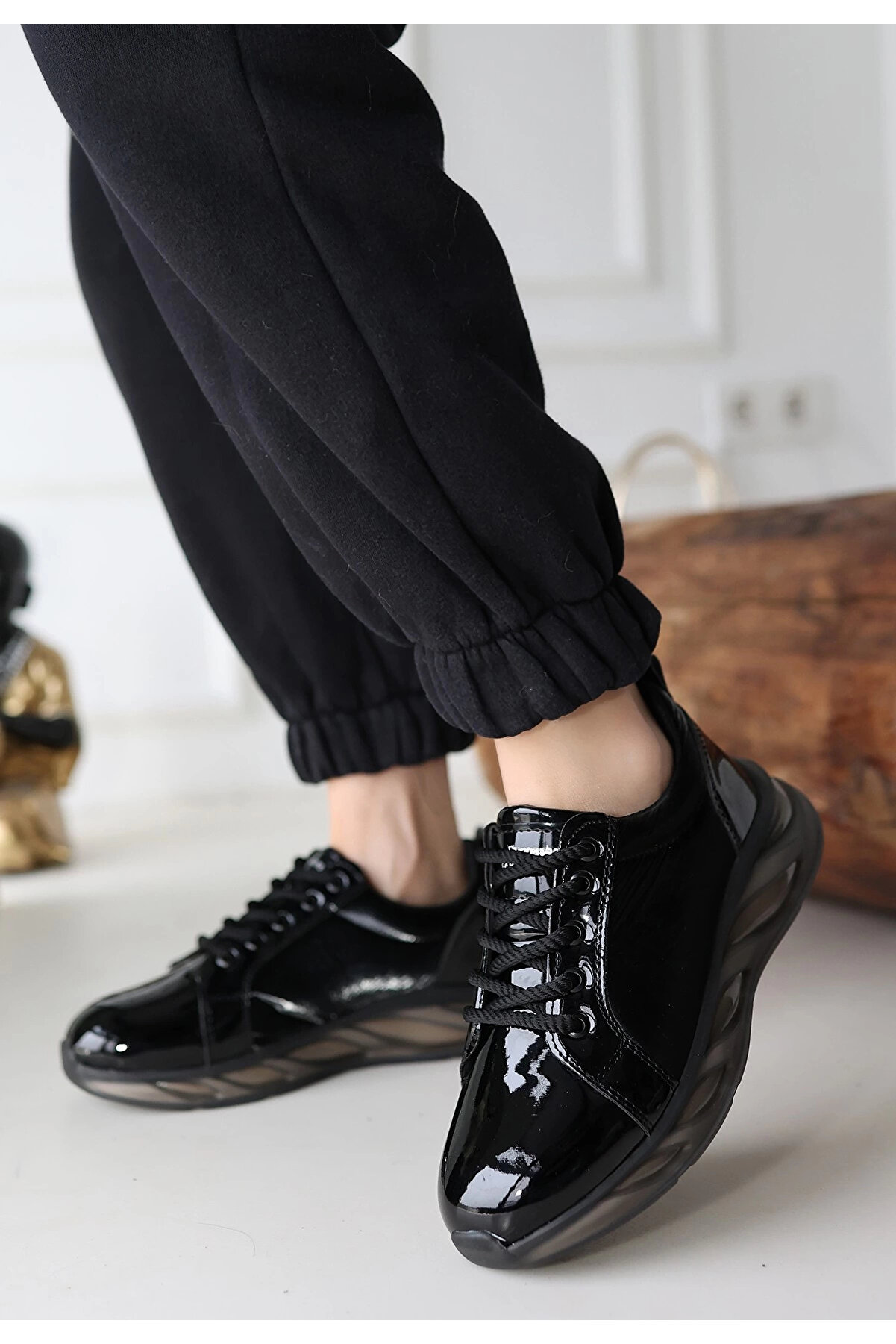 Buti̇k Pi̇ona Si̇yah Rugan Gri̇ Tabanlı Spor Ayakkabı