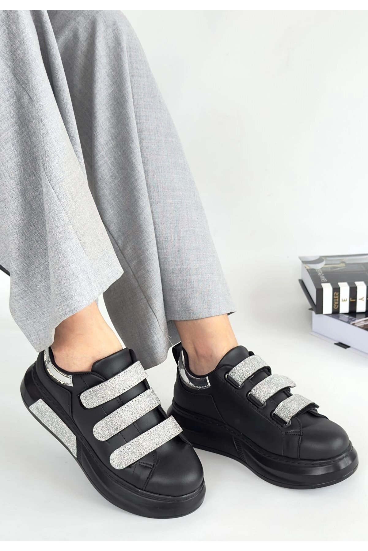 Kuzgun Ti̇caret Eli̇ka Si̇yah Ci̇lt Si̇mli̇ Cırt Cırtlı Spor Ayakkabı