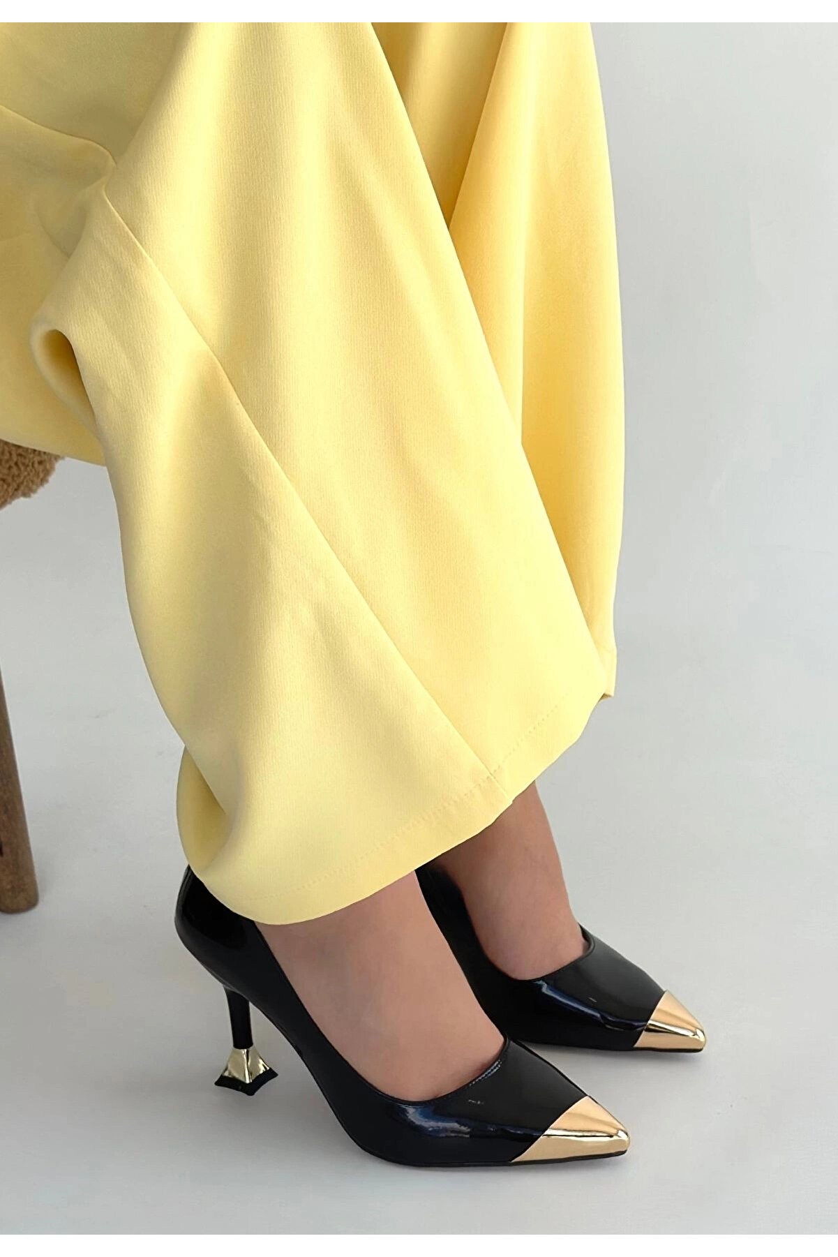 Buti̇k Artem Si̇yah Rugan Topuklu Ayakkabı