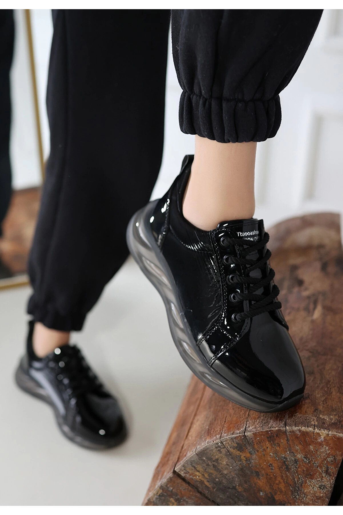 Buti̇k Pi̇ona Si̇yah Rugan Gri̇ Tabanlı Spor Ayakkabı