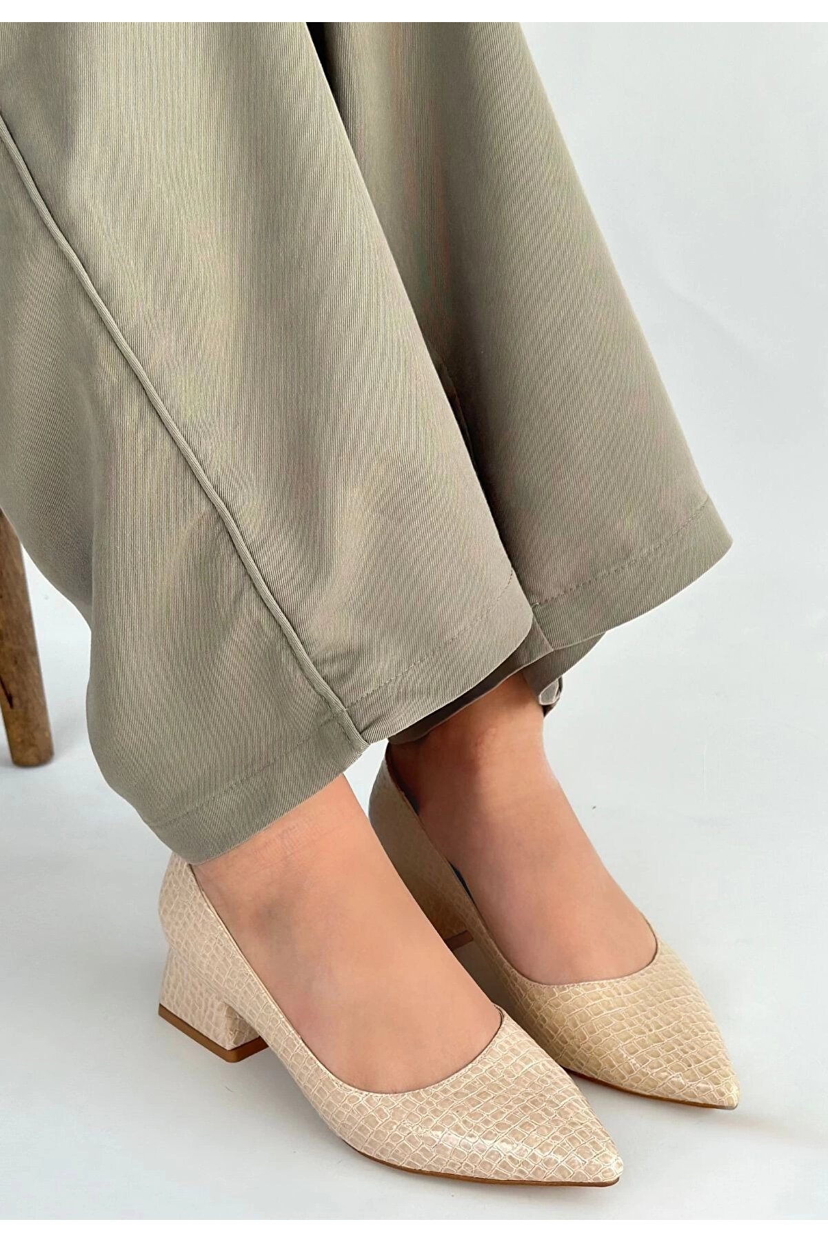Buti̇k Meort Bej Rugan Topuklu Ayakkabı