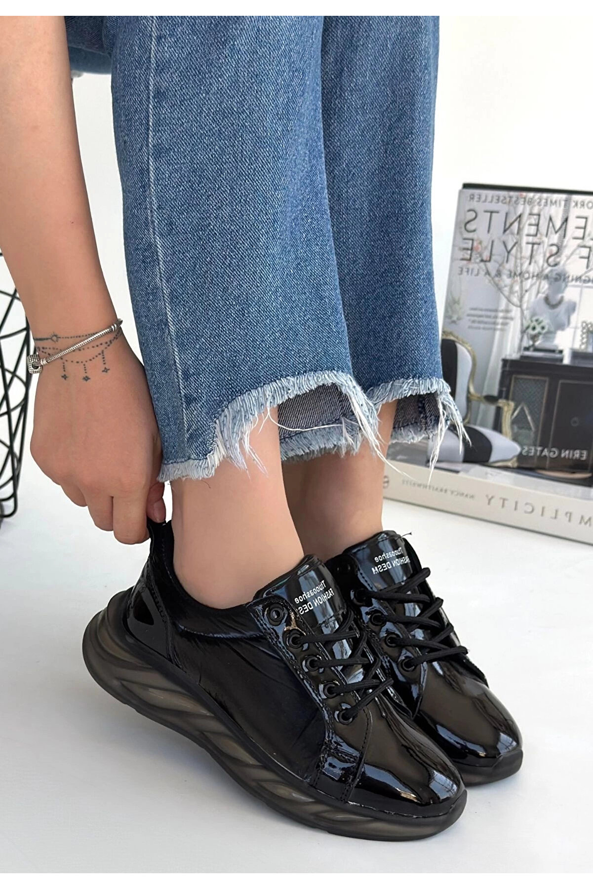 Buti̇k Pi̇ona Si̇yah Rugan Gri̇ Tabanlı Spor Ayakkabı