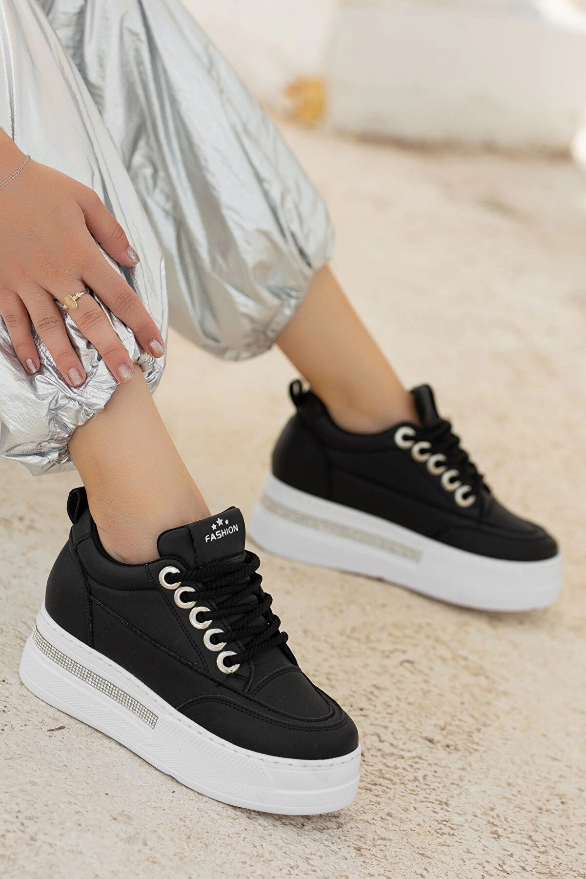 Buti̇k Lulu Si̇yah Ci̇lt Beyaz Tabanlı Bağcıklı Spor Ayakkabı