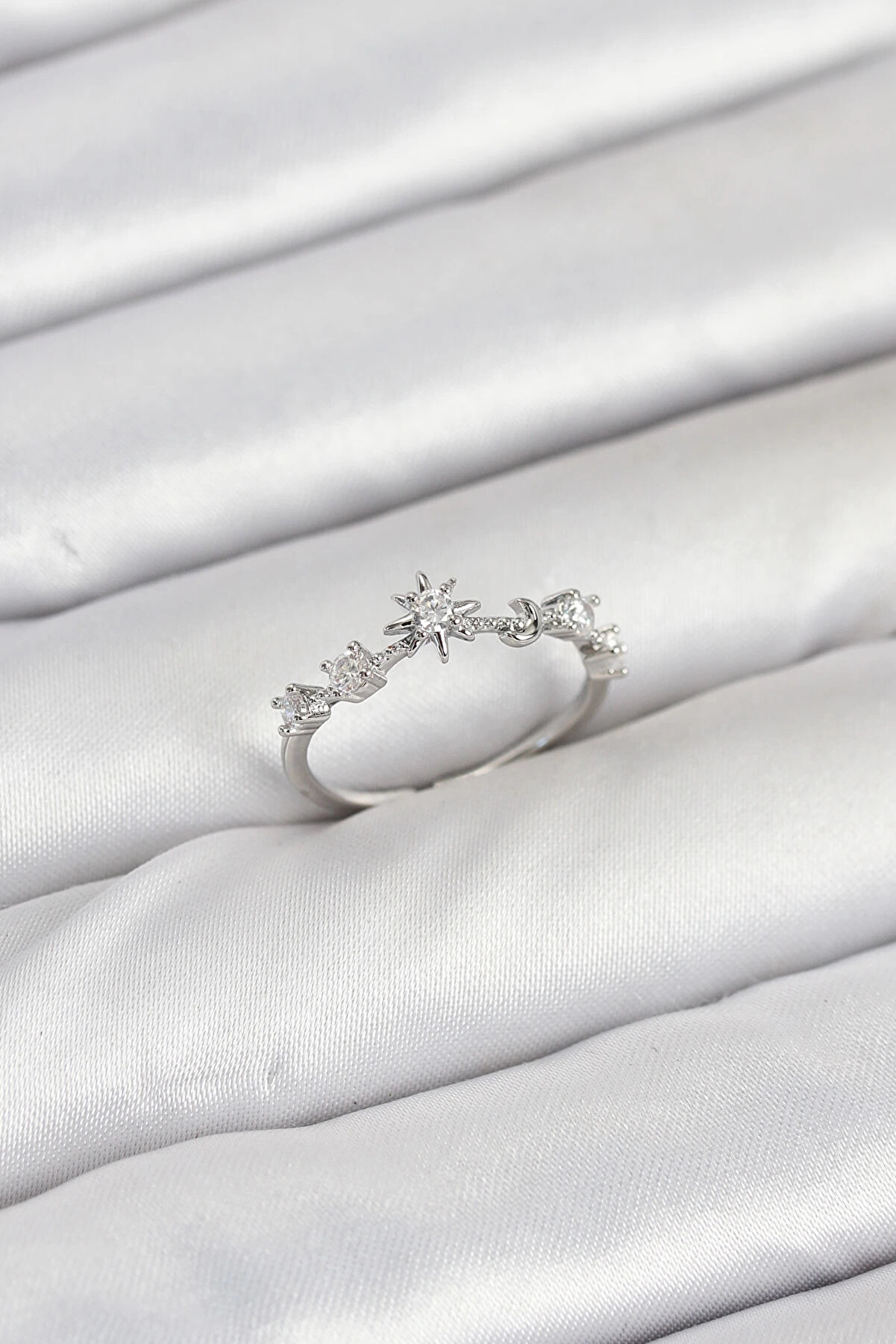 Buti̇k Pi̇ri̇n&ccedil; G&uuml;m&uuml;ş Renk Mani̇fest Kadın Y&uuml;z&uuml;k