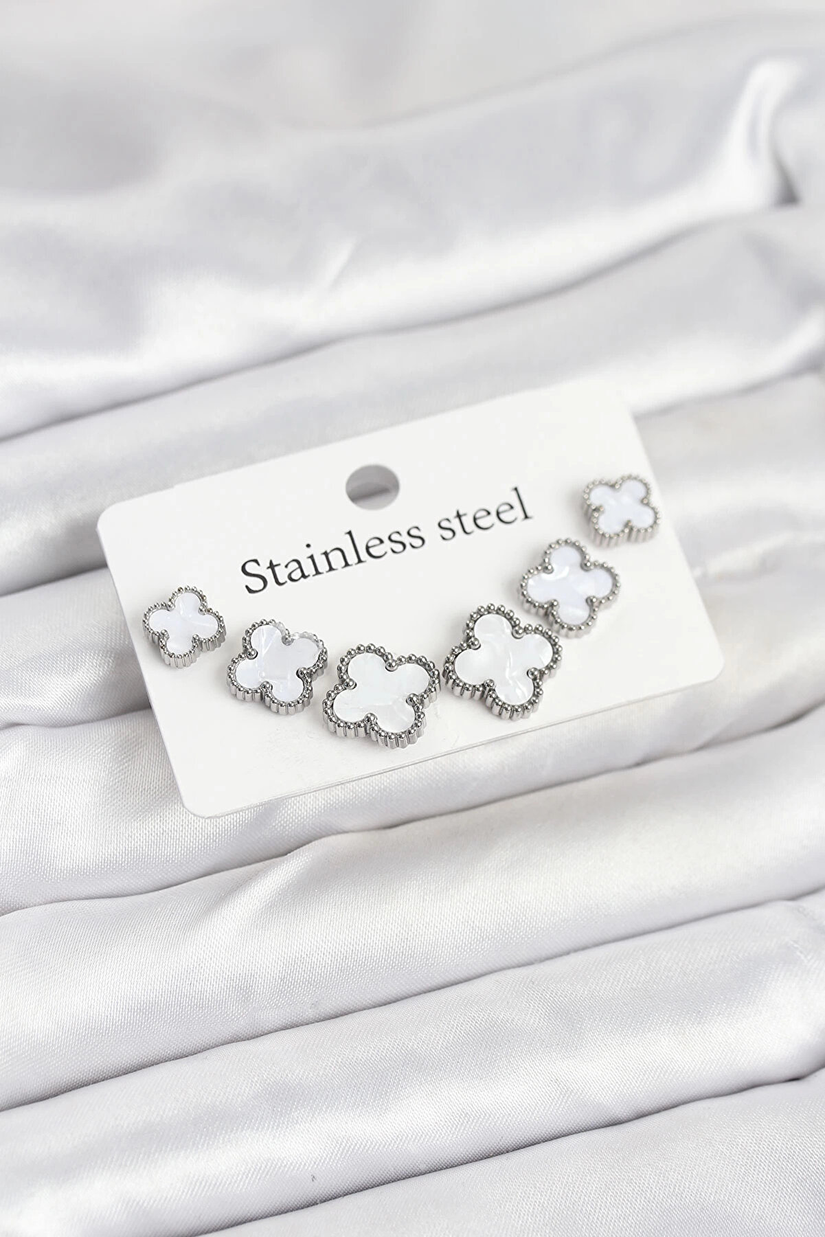 Buti̇k 316L &Ccedil;eli̇k G&uuml;m&uuml;ş Beyaz Renk 3 Boy Yonca K&uuml;pe Seti̇