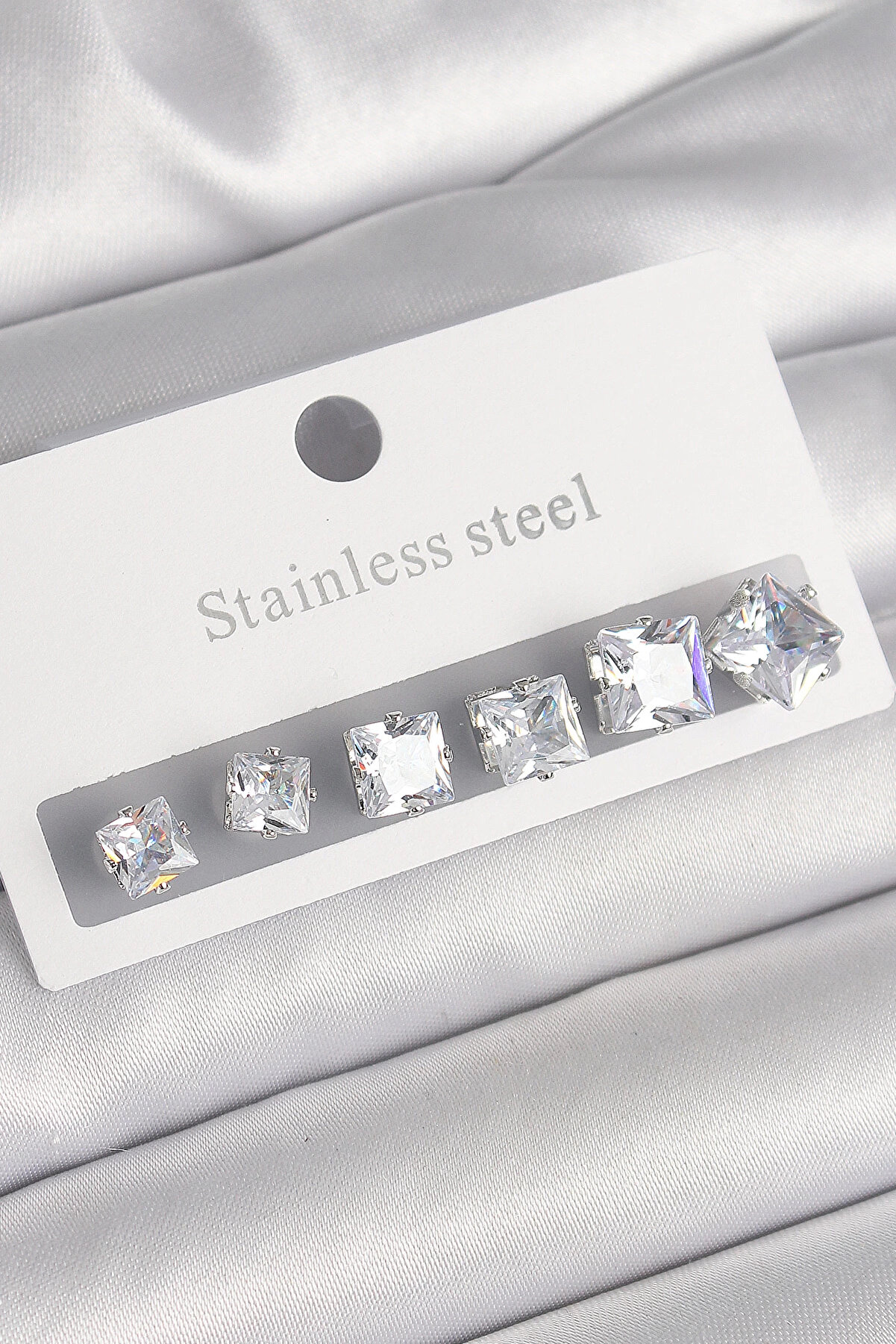 Buti̇k 316L &Ccedil;eli̇k G&uuml;m&uuml;ş Renk Kare Zi̇rkon Taşlı Kadın K&uuml;pe Seti̇