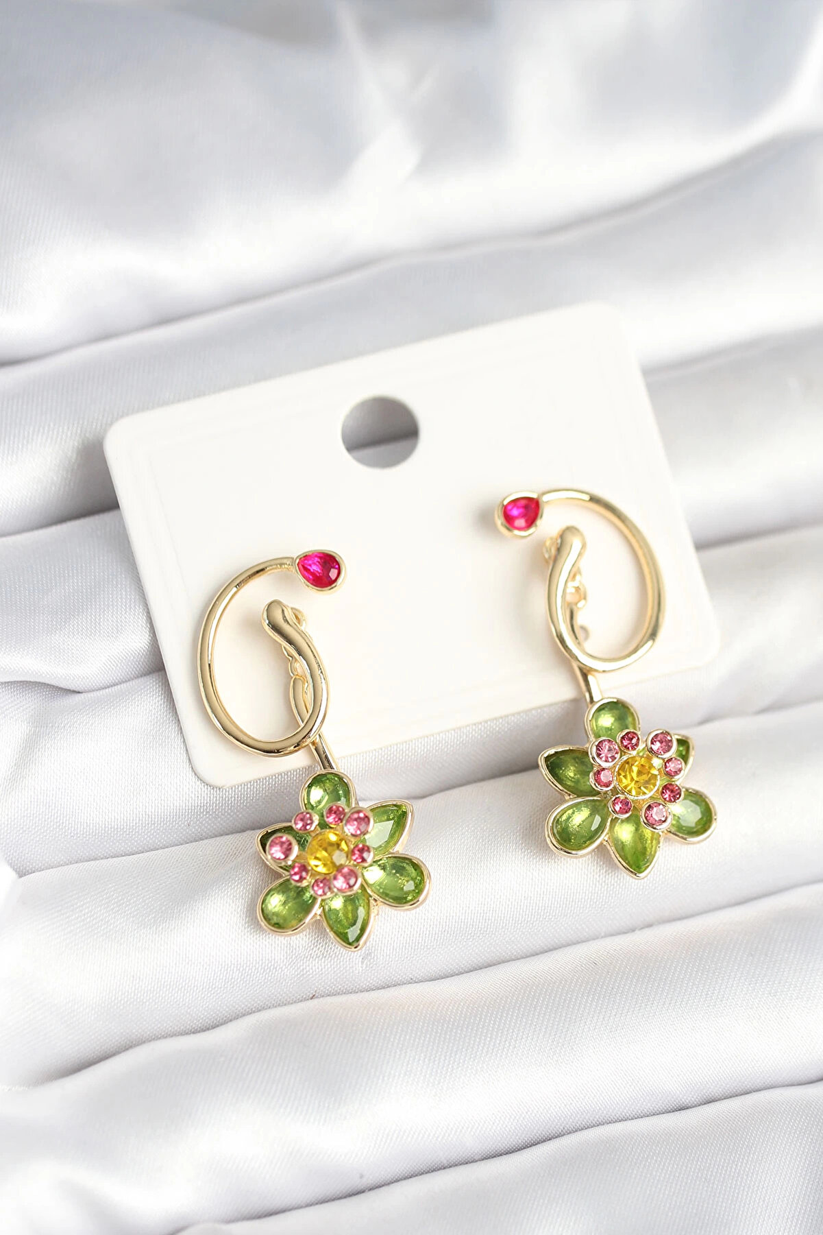 Buti̇k Pi̇ri̇n&ccedil; Gold Renk Zi̇rkon Taşlı &Ccedil;i̇&ccedil;ek Model Kadın K&uuml;pe