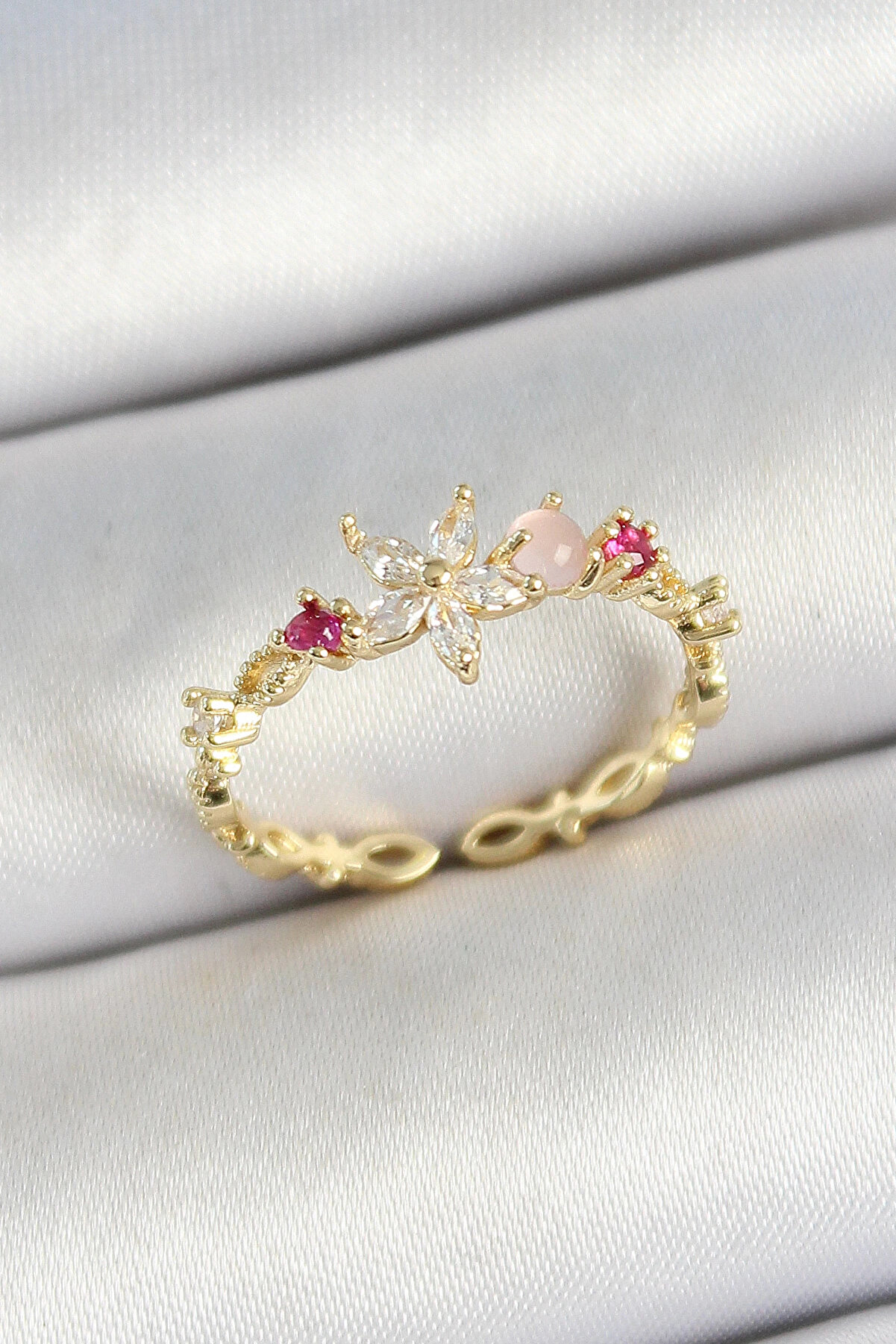 Buti̇k Pi̇ri̇n&ccedil; Papatya Fi̇g&uuml;rl&uuml; Zi̇rkon Taşlı Gold Renk Ayarlanabi̇li̇r Kadın Y&uuml;z&uuml;k