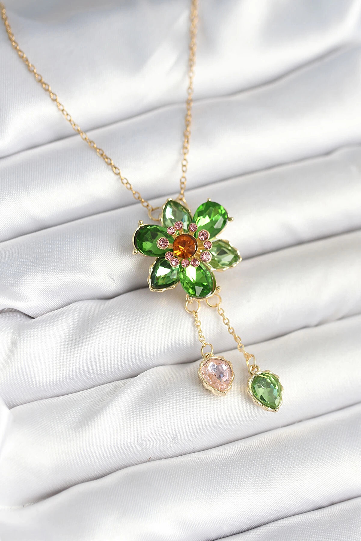 Buti̇k 316L &Ccedil;eli̇k Zi̇nci̇r Gold Renk &Ccedil;i̇&ccedil;ek Model Sallantılı Kadın Kolye