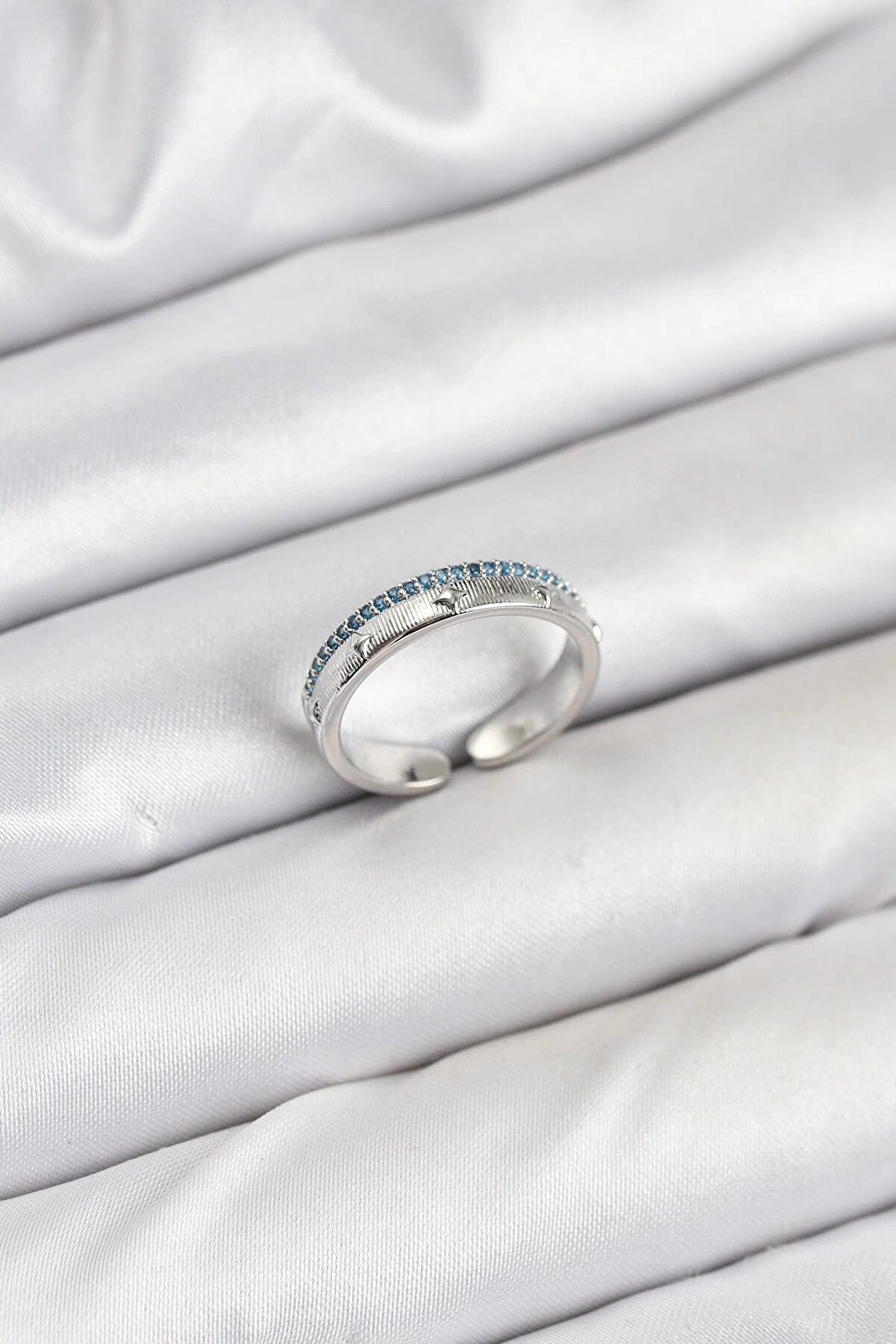 Buti̇k Pi̇ri̇n&ccedil; G&uuml;m&uuml;ş Renk Sıralı Zi̇rkon Taşlı Kutup Yıldızı Model Kadın Y&uuml;z&uuml;k