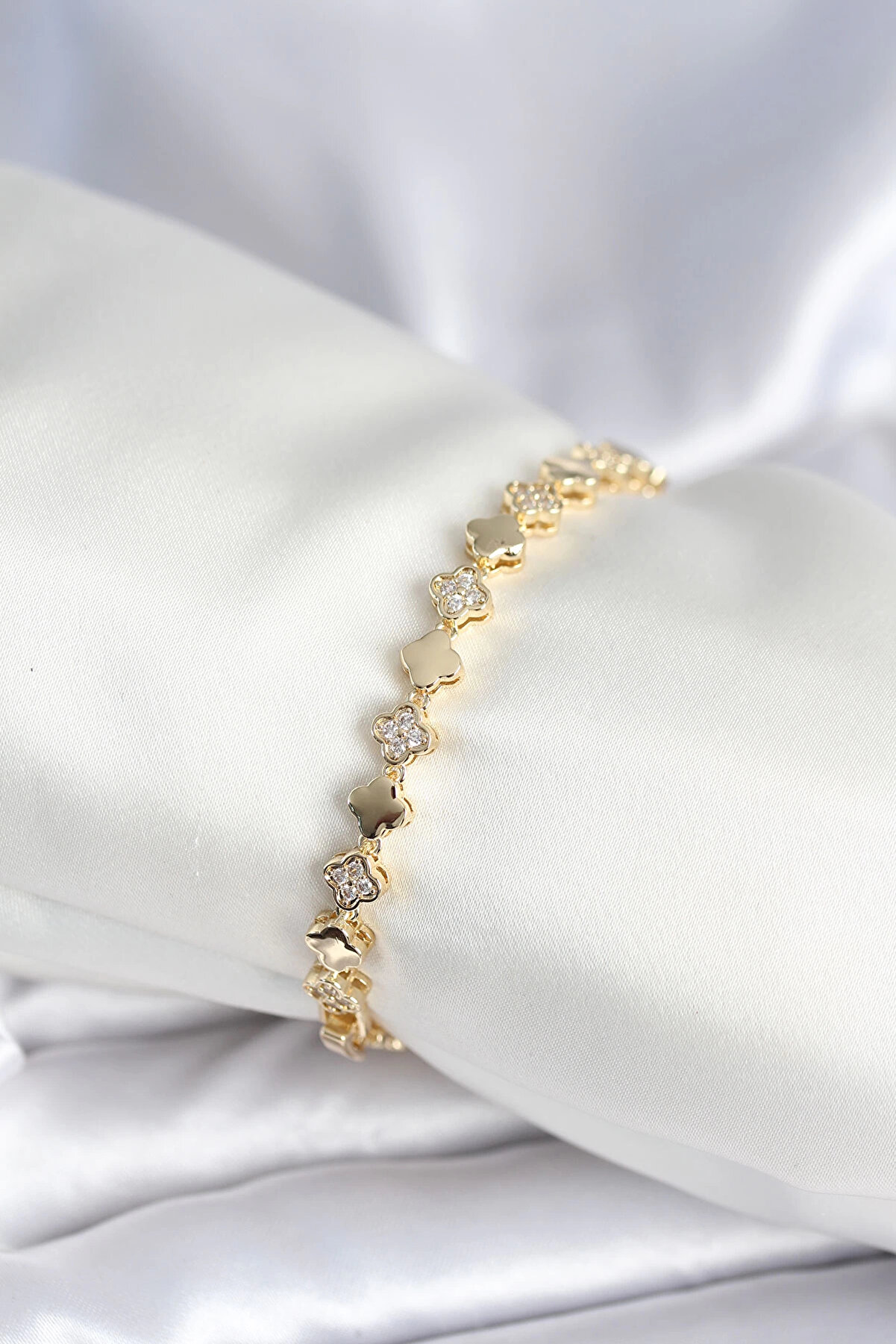 Buti̇k Pi̇ri̇n&ccedil; Gold Renk Zi̇rkon Taşlı Yonca Model Kadın Bi̇lekli̇k