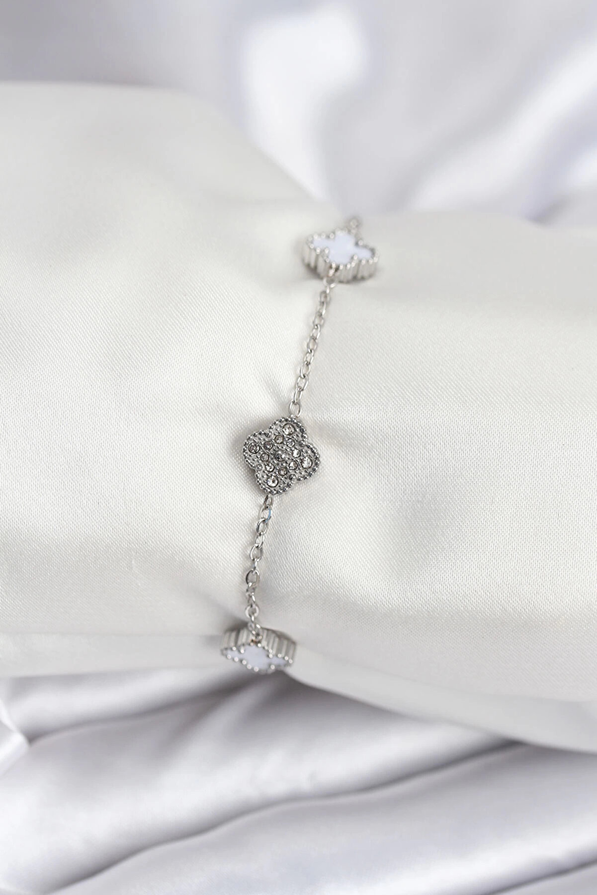 Buti̇k 316L &Ccedil;eli̇k G&uuml;m&uuml;ş Renk Beyaz Ve Zi̇rkon Taşlı Baby Boy Yonca Kadın Bi̇lekli̇k