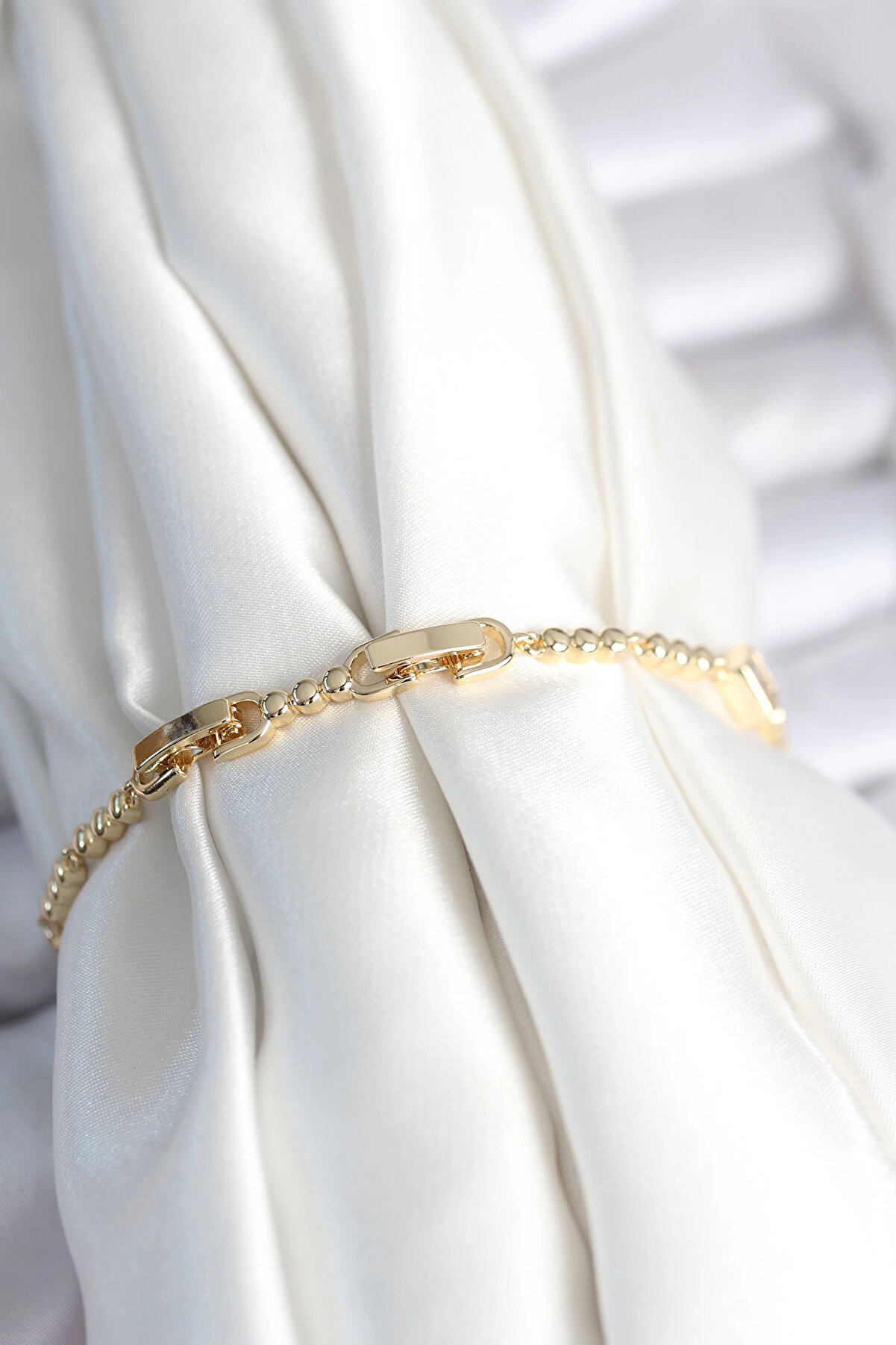 Buti̇k Pi̇ri̇n&ccedil; Gold Renk Zi̇rkon Taşlı Kalpli̇ Model Kadın Bi̇lekli̇k