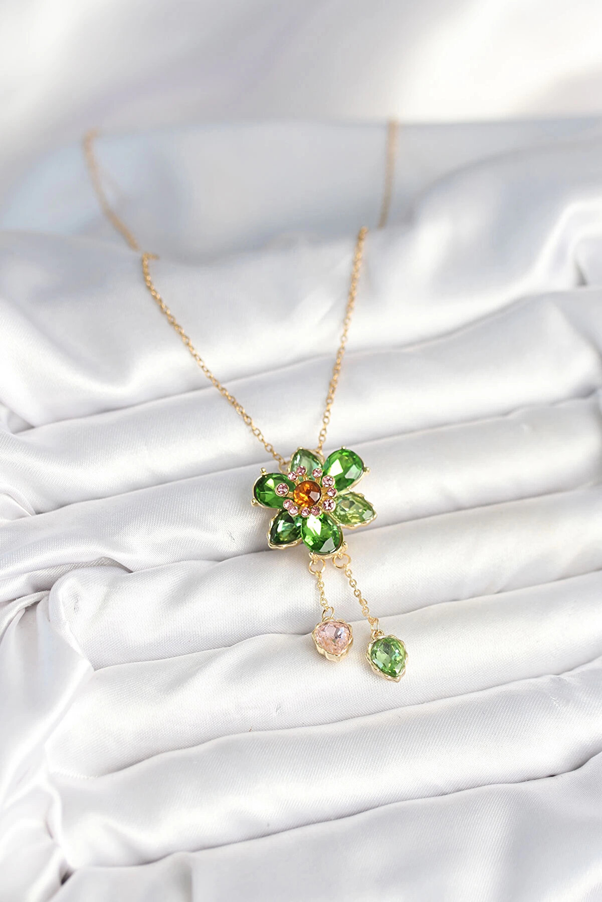 Buti̇k 316L &Ccedil;eli̇k Zi̇nci̇r Gold Renk &Ccedil;i̇&ccedil;ek Model Sallantılı Kadın Kolye