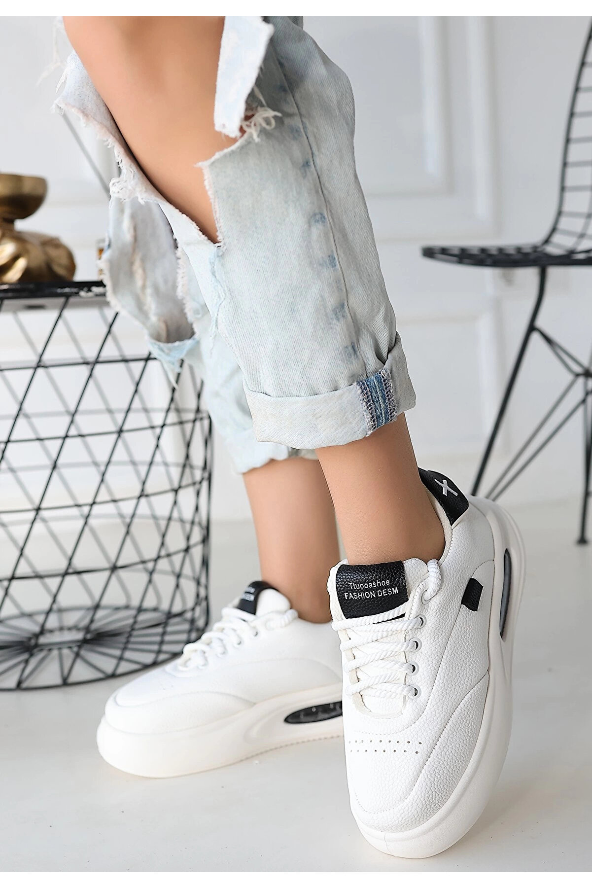 Buti̇k Chri̇s Beyaz Ci̇lt Si̇yah Detaylı Bağcıklı Spor Ayakkabı