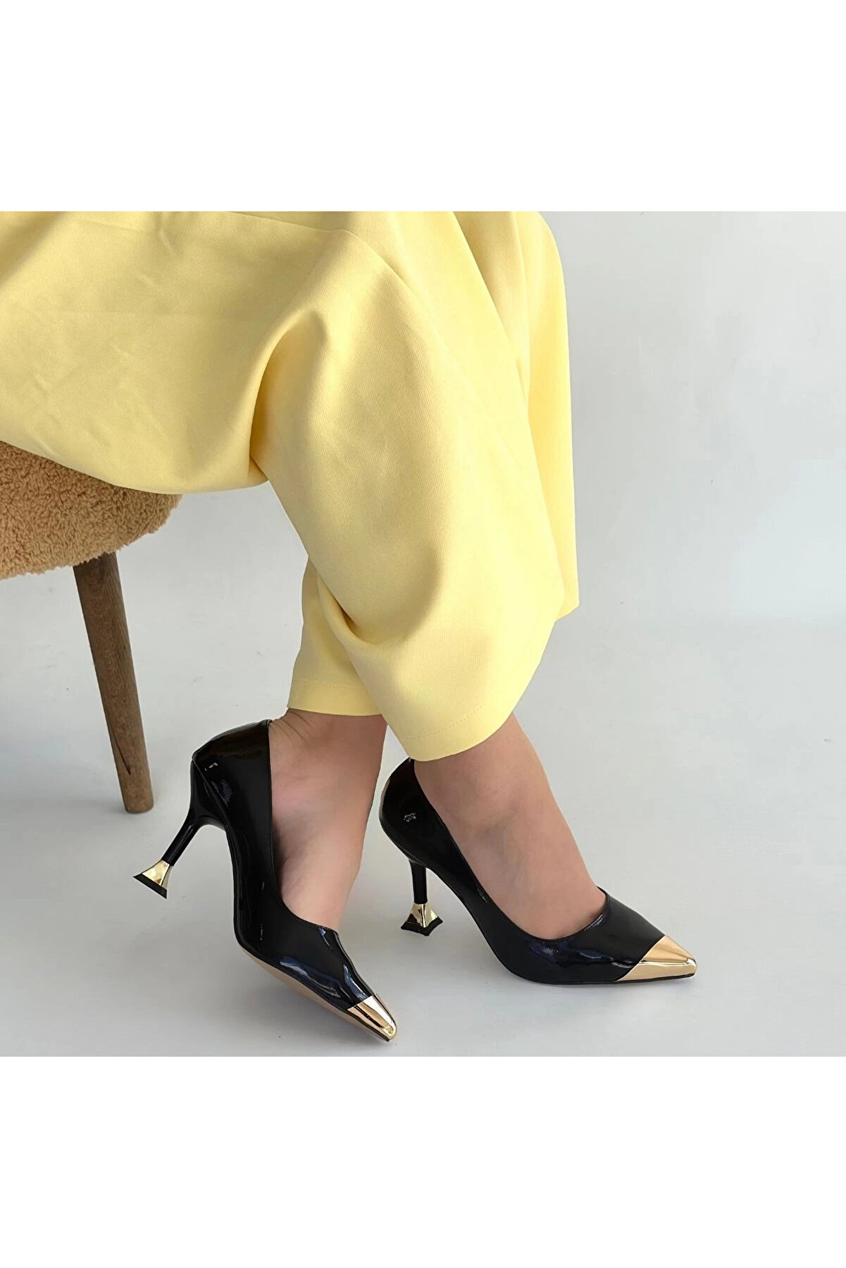 Buti̇k Artem Si̇yah Rugan Topuklu Ayakkabı