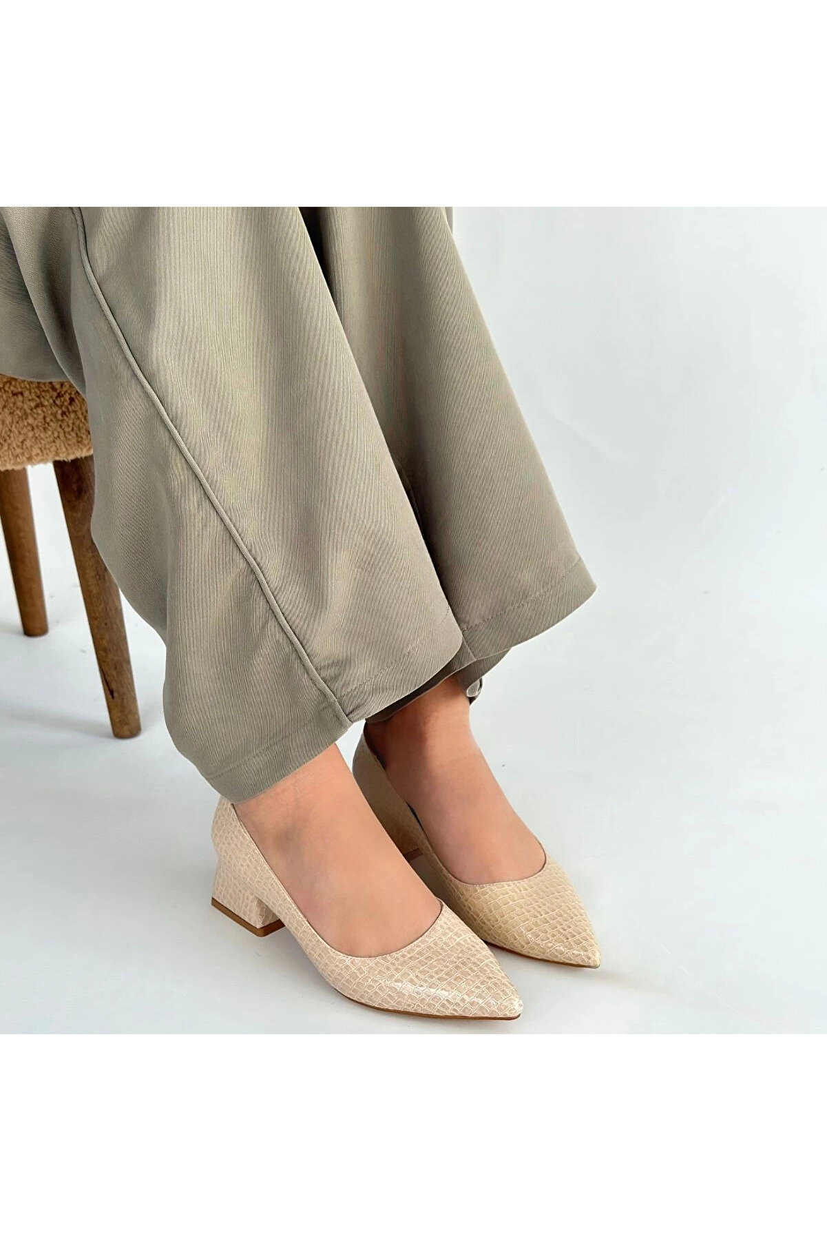 Buti̇k Meort Bej Rugan Topuklu Ayakkabı