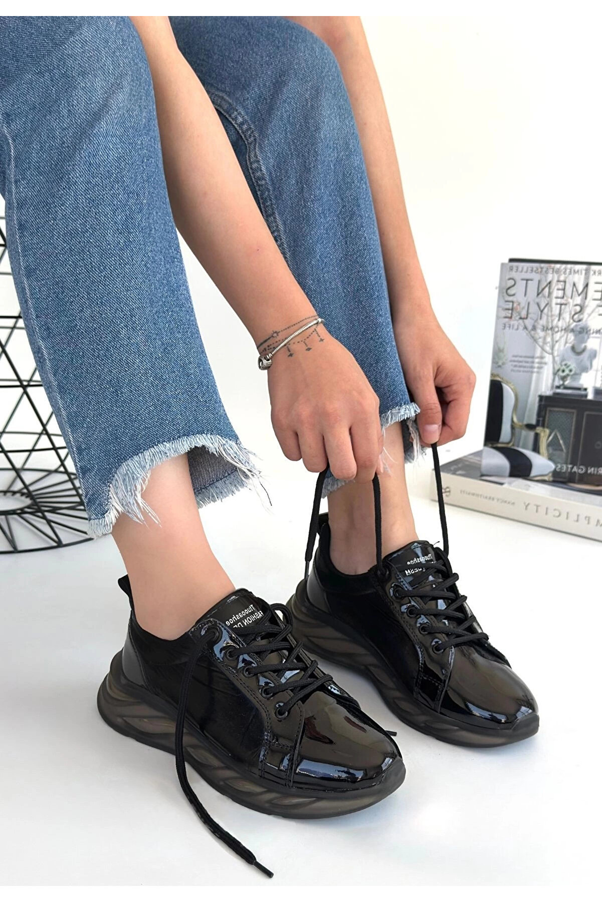 Buti̇k Pi̇ona Si̇yah Rugan Gri̇ Tabanlı Spor Ayakkabı