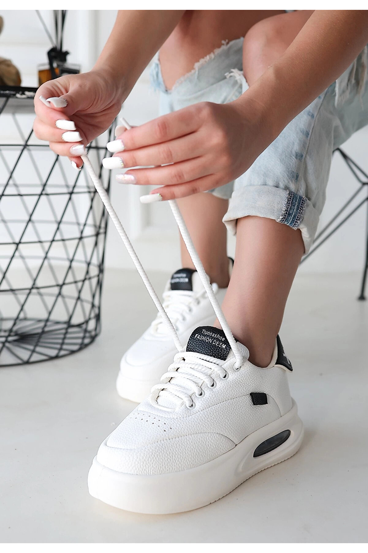 Buti̇k Chri̇s Beyaz Ci̇lt Si̇yah Detaylı Bağcıklı Spor Ayakkabı