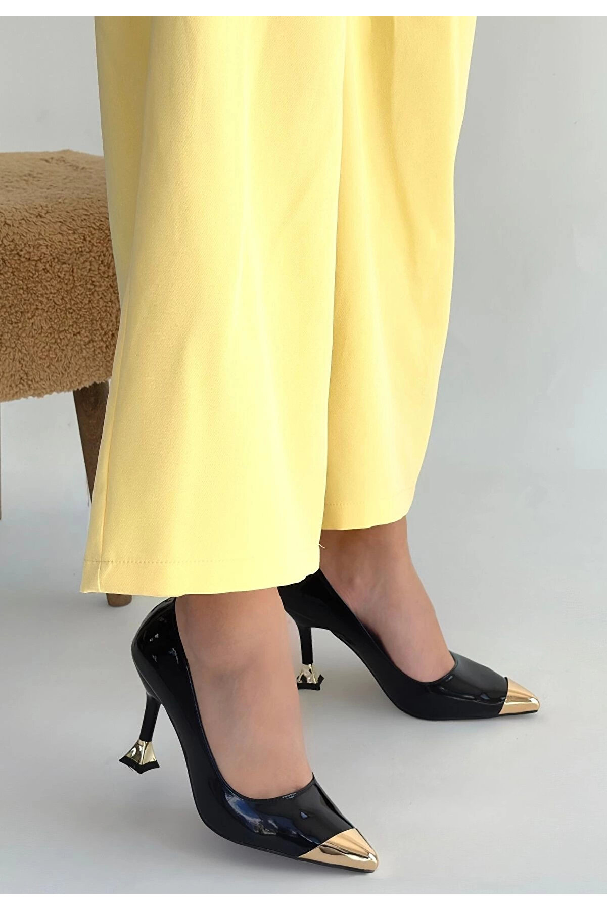 Buti̇k Artem Si̇yah Rugan Topuklu Ayakkabı