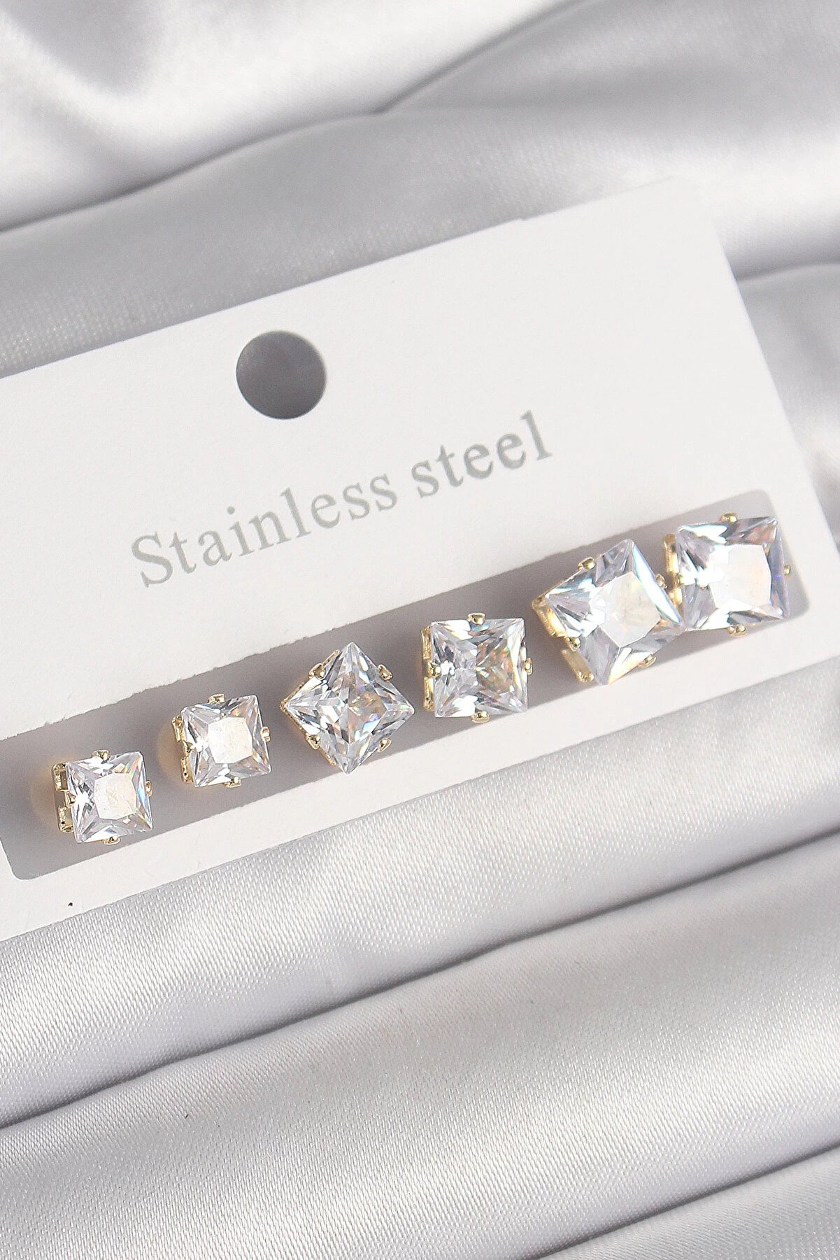 Buti̇k 316L &Ccedil;eli̇k Gold Renk Kare Zi̇rkon Taş Model Kadın K&uuml;pe Seti̇