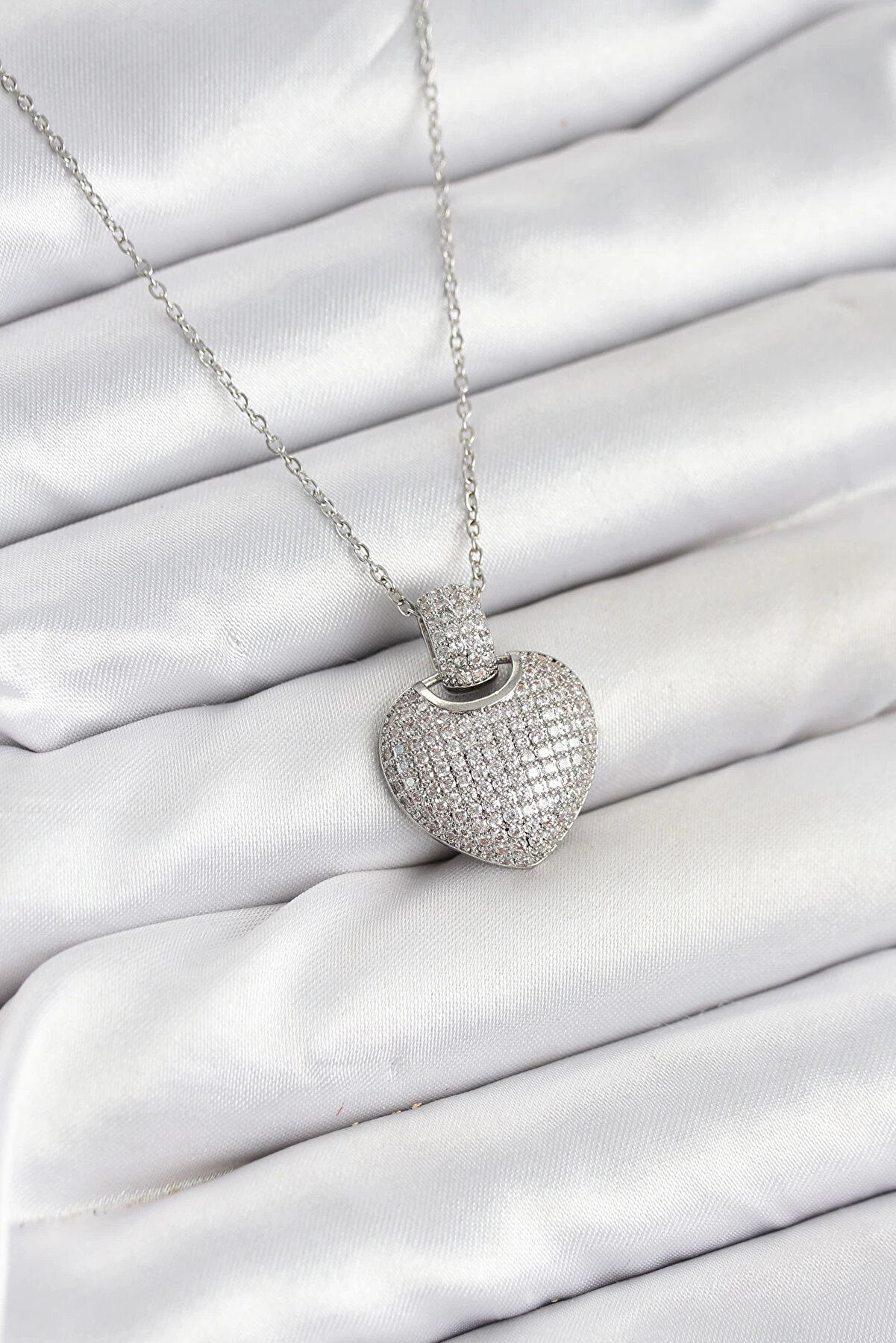 Buti̇k 316L &Ccedil;eli̇k Zi̇nci̇r G&uuml;m&uuml;ş Renk Zi̇rkon Taşlı Kalpli̇ Kadın Kolye