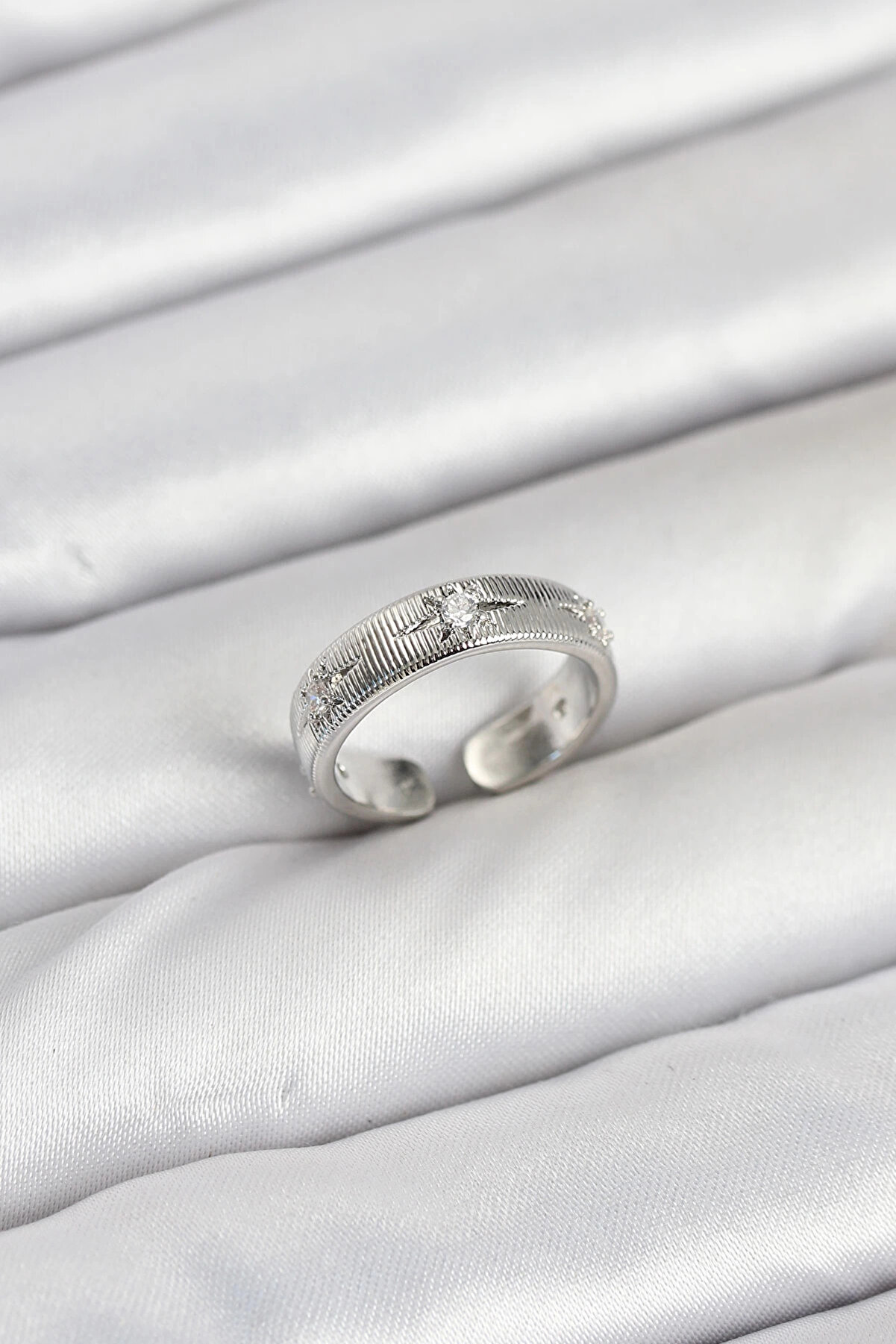 Buti̇k Pi̇ri̇n&ccedil; G&uuml;m&uuml;ş Renk Zi̇rkon Taşlı Kutup Yıldızı Model Kadın Y&uuml;z&uuml;k