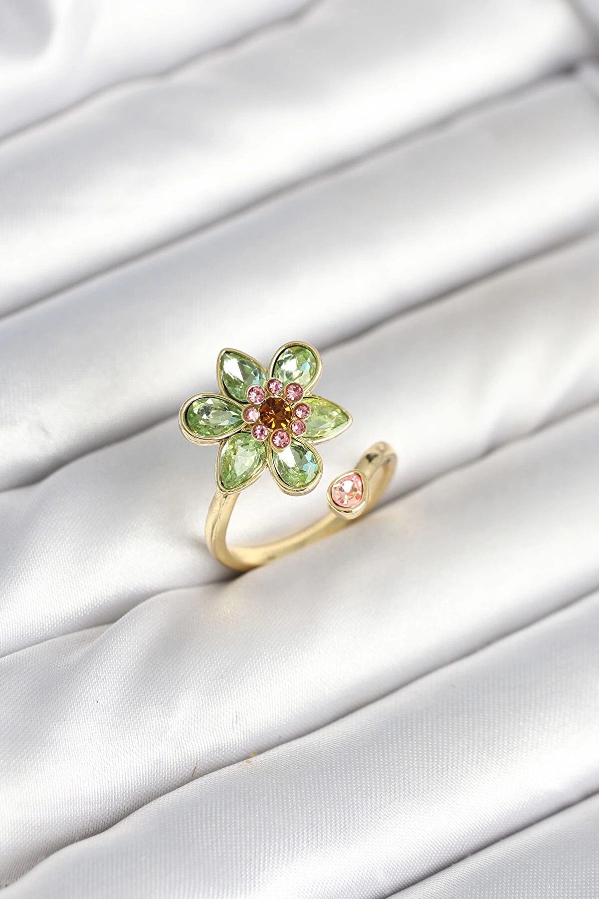 Buti̇k &Ccedil;i̇&ccedil;ek Model Yeşi̇l Pi̇ri̇n&ccedil; Gold Renk Y&uuml;z&uuml;k