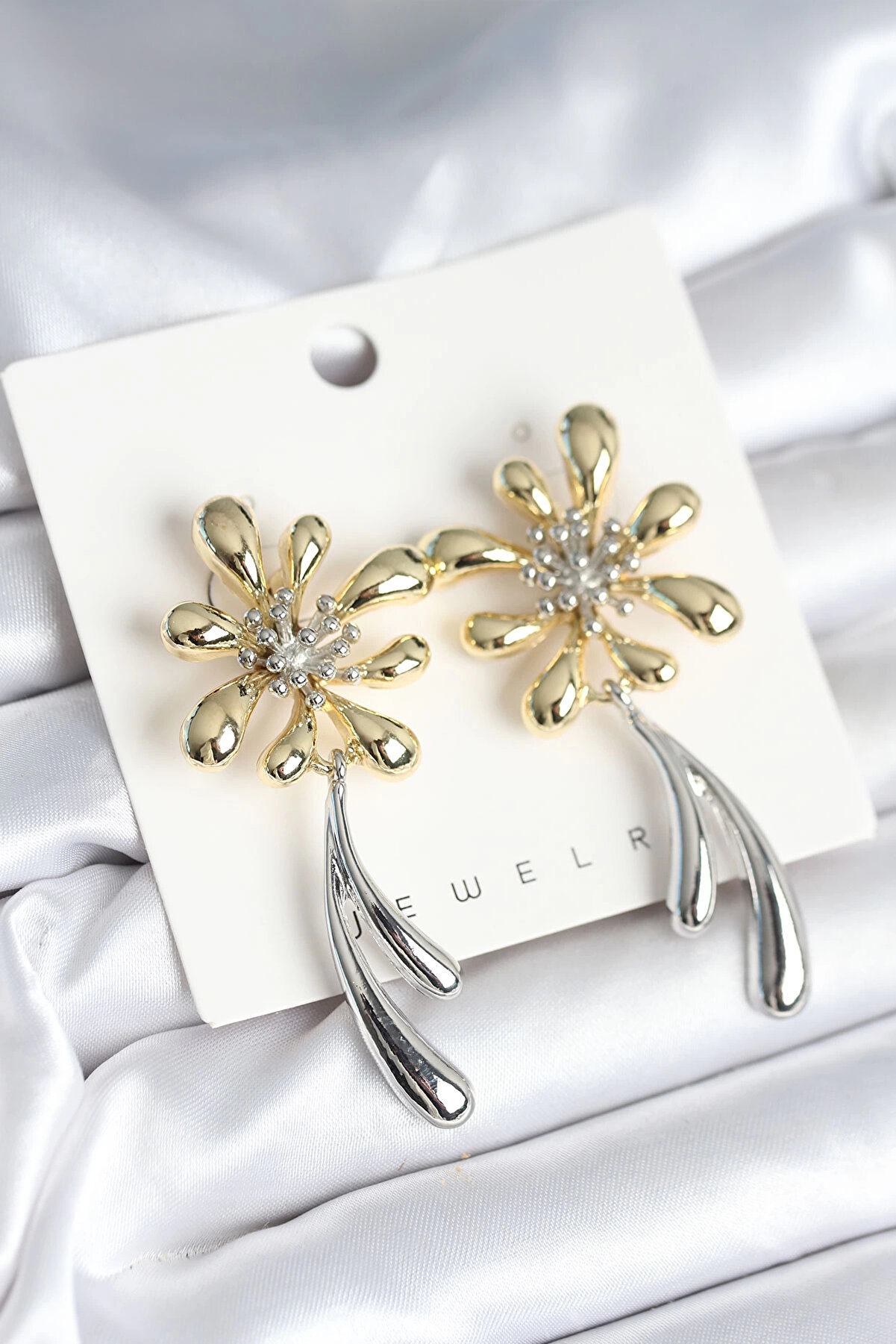 Buti̇k &Ccedil;i̇&ccedil;ek Model Gold G&uuml;m&uuml;ş Renk Kadın K&uuml;pe