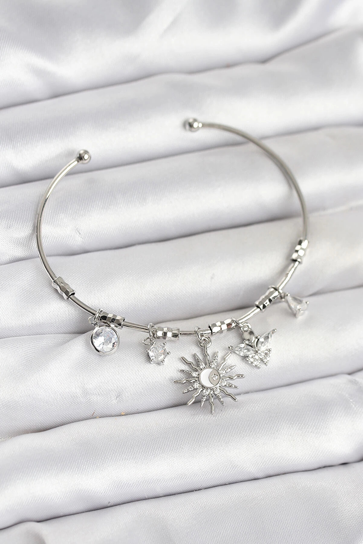 Buti̇k G&uuml;neş Charmlı G&uuml;m&uuml;ş Renk Pi̇ri̇n&ccedil; Kadın Bi̇lekli̇k