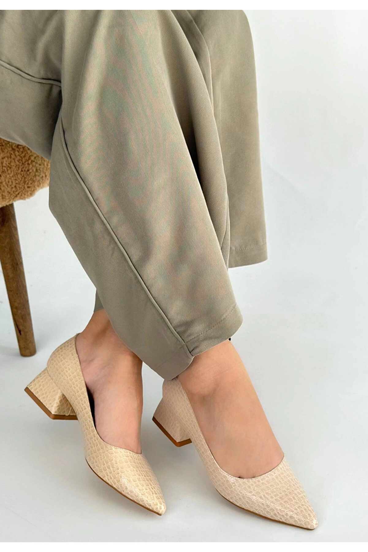 Buti̇k Meort Bej Rugan Topuklu Ayakkabı