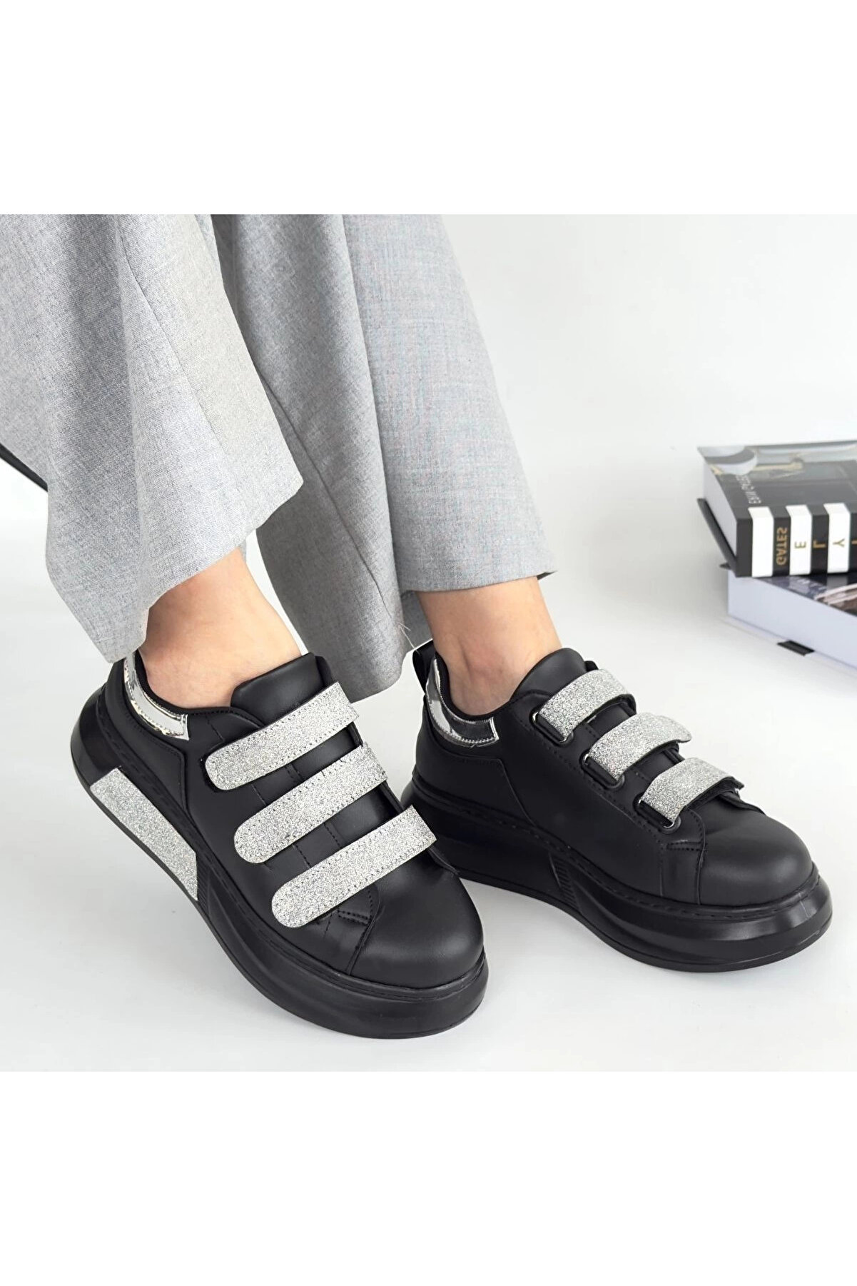 Kuzgun Ti̇caret Eli̇ka Si̇yah Ci̇lt Si̇mli̇ Cırt Cırtlı Spor Ayakkabı