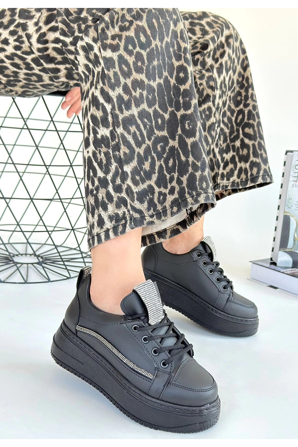 Buti̇k Leope Si̇yah Ci̇lt Bağcıklı Spor Ayakkabı