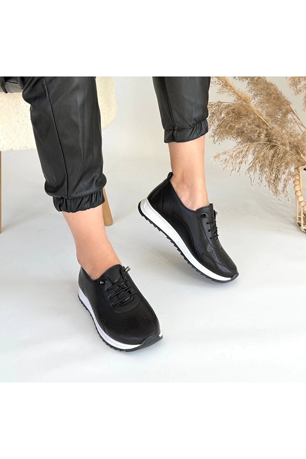 Buti̇k Tone Si̇yah Ci̇lt Bağcıklı Spor Ayakkabı