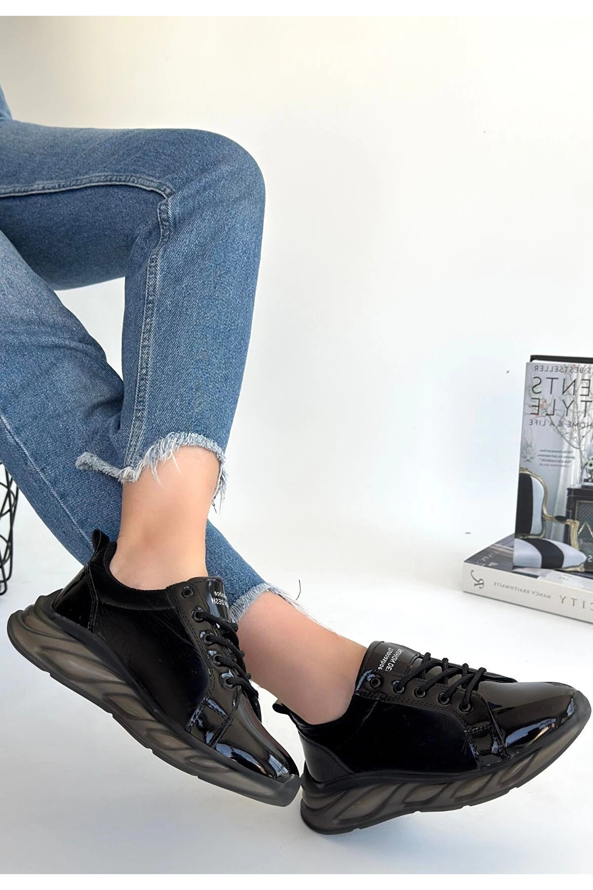 Buti̇k Pi̇ona Si̇yah Rugan Gri̇ Tabanlı Spor Ayakkabı