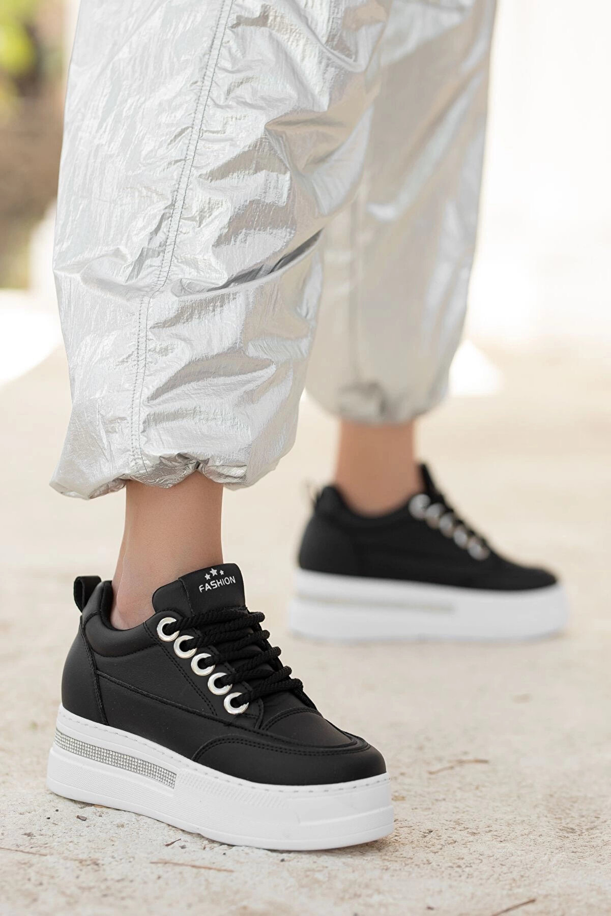 Buti̇k Lulu Si̇yah Ci̇lt Beyaz Tabanlı Bağcıklı Spor Ayakkabı
