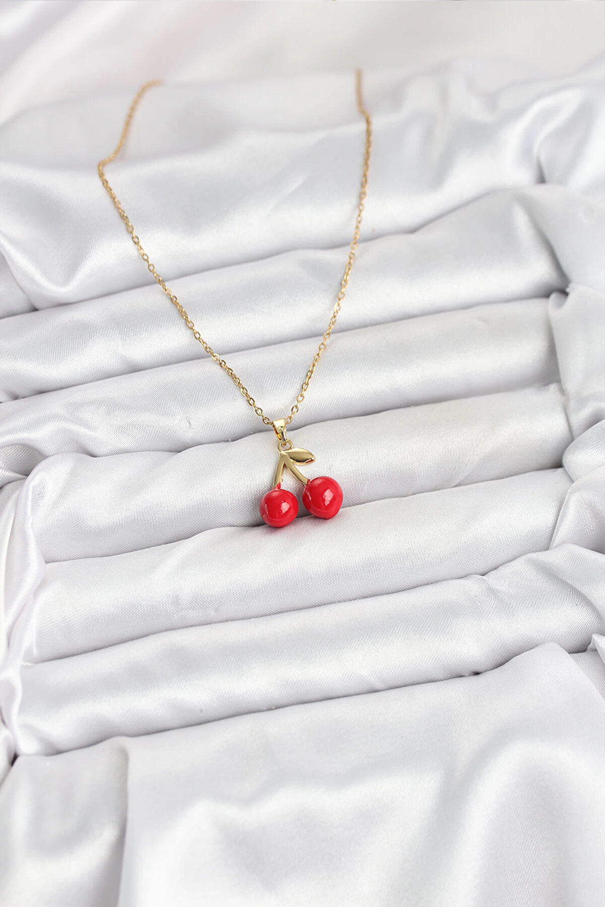 Buti̇k 316L &Ccedil;eli̇k Zi̇nci̇r Gold Renk Ki̇raz Model Kadın Kolye