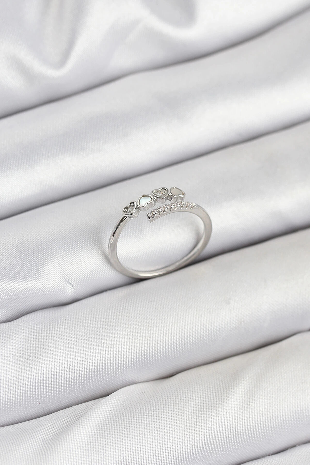 Buti̇k Pi̇ri̇n&ccedil; G&uuml;m&uuml;ş Renk Kalpli̇ Detaylı Zi̇rkon Taşlı Kadın Y&uuml;z&uuml;k