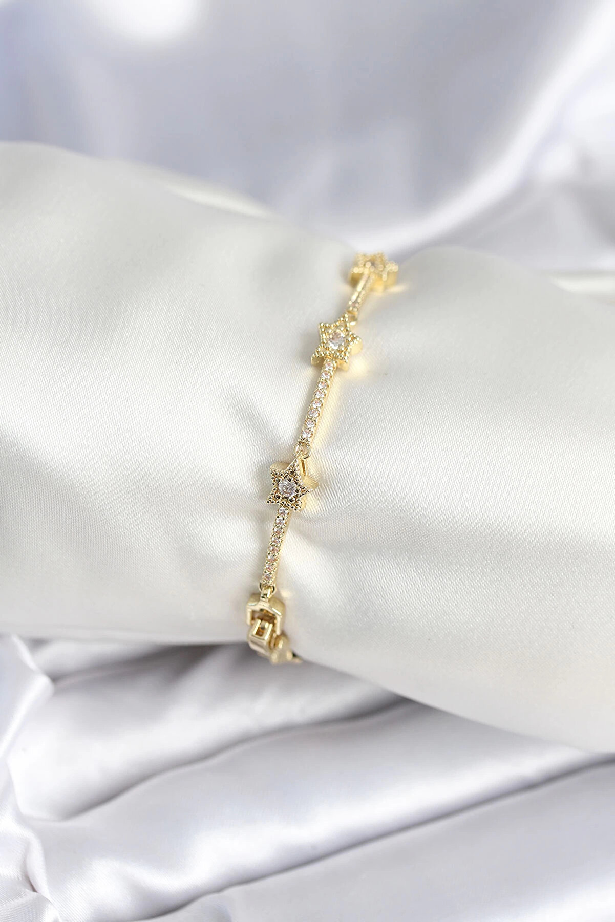 Buti̇k Pi̇ri̇n&ccedil; Gold Renk Halley Yıldız Model Kadın Bi̇lekli̇k