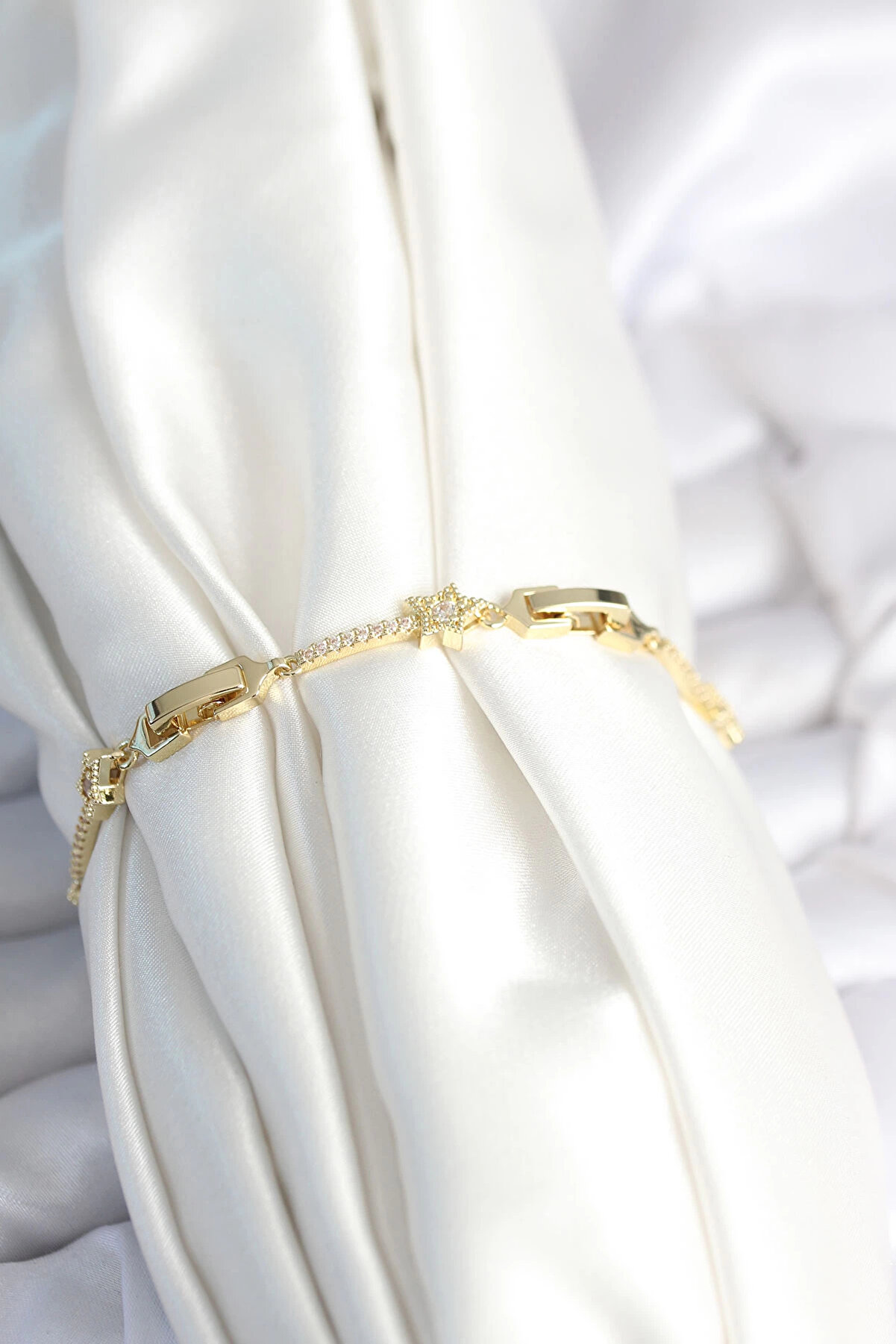 Buti̇k Pi̇ri̇n&ccedil; Gold Renk Halley Yıldız Model Kadın Bi̇lekli̇k