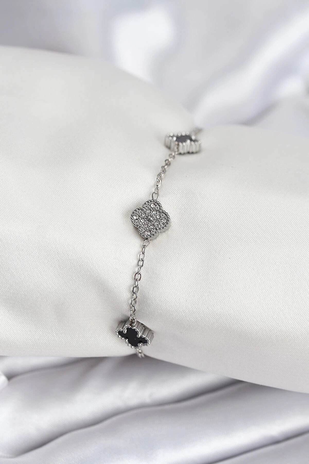 Buti̇k 316L &Ccedil;eli̇k G&uuml;m&uuml;ş Renk Si̇yah Ve Zi̇rkon Taşlı Baby Boy Yonca Kadın Bi̇lekli̇k