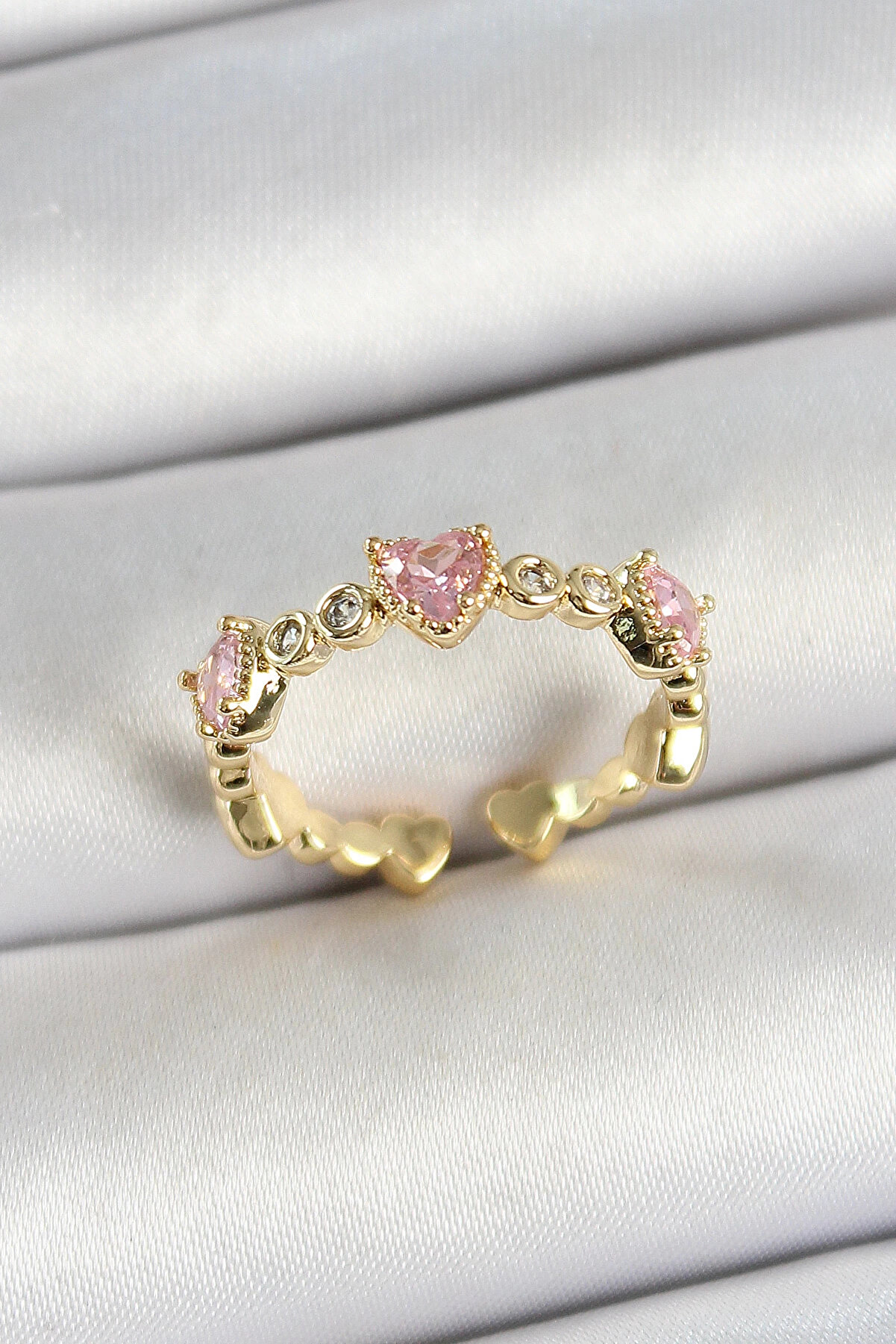 Buti̇k Pi̇ri̇n&ccedil; Sıralı Kalp Fi̇g&uuml;rl&uuml; Zi̇rkon Taşlı Gold Renk Ayarlanabi̇li̇r Kadın Y&uuml;z&uuml;k