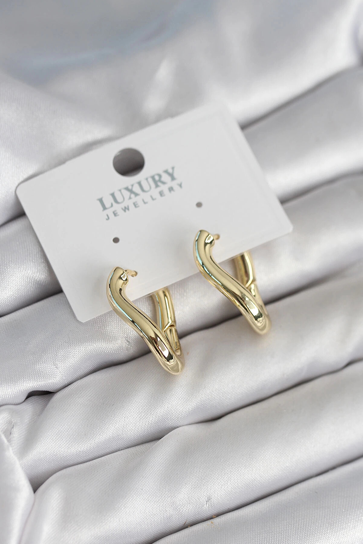 Buti̇k Gold Renk Eği̇k Halka Model Pi̇ri̇n&ccedil; Kadın K&uuml;pe