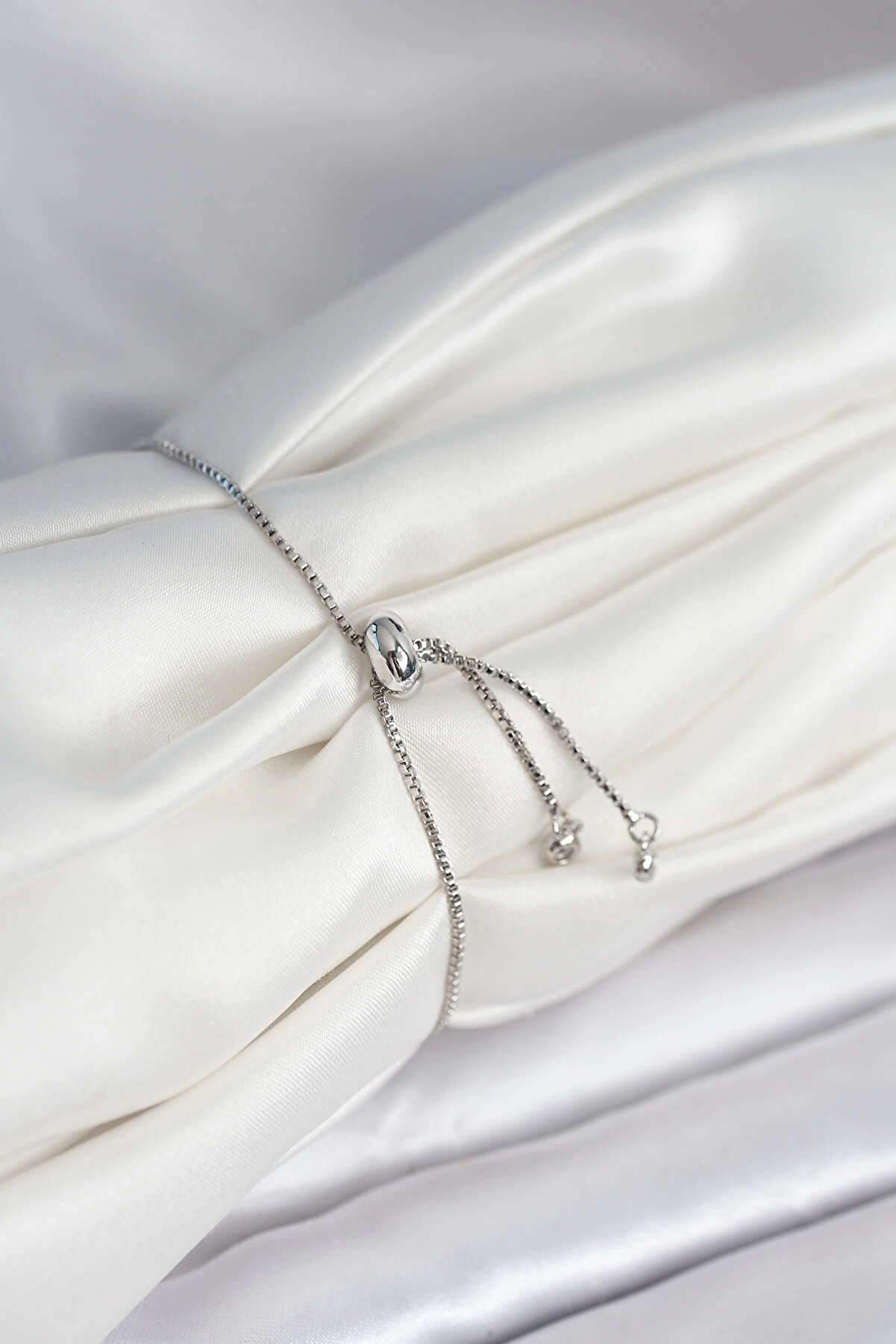 Buti̇k Yıldız Model Asans&ouml;rl&uuml; G&uuml;m&uuml;ş Renk Kadın Bi̇lekli̇k