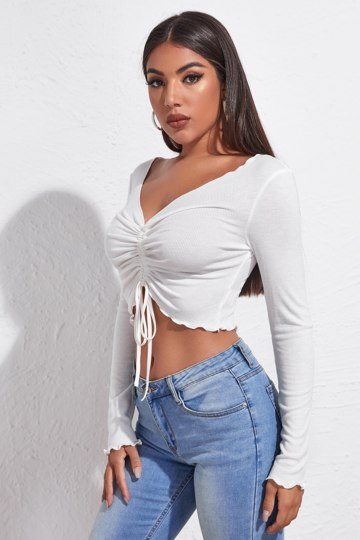 Lyyn Defnada Kadın Beyaz Uzun Kollu B&uuml;zd&uuml;rme Bağcık Detaylı Crop Top Bluz