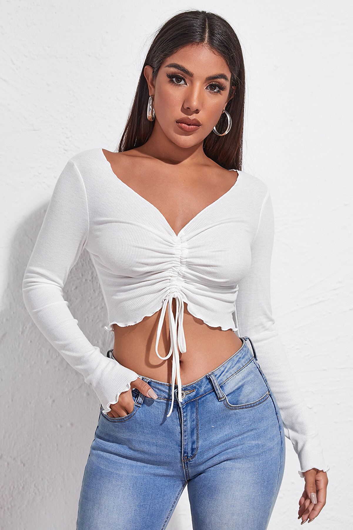 Lyyn Defnada Kadın Beyaz Uzun Kollu B&uuml;zd&uuml;rme Bağcık Detaylı Crop Top Bluz