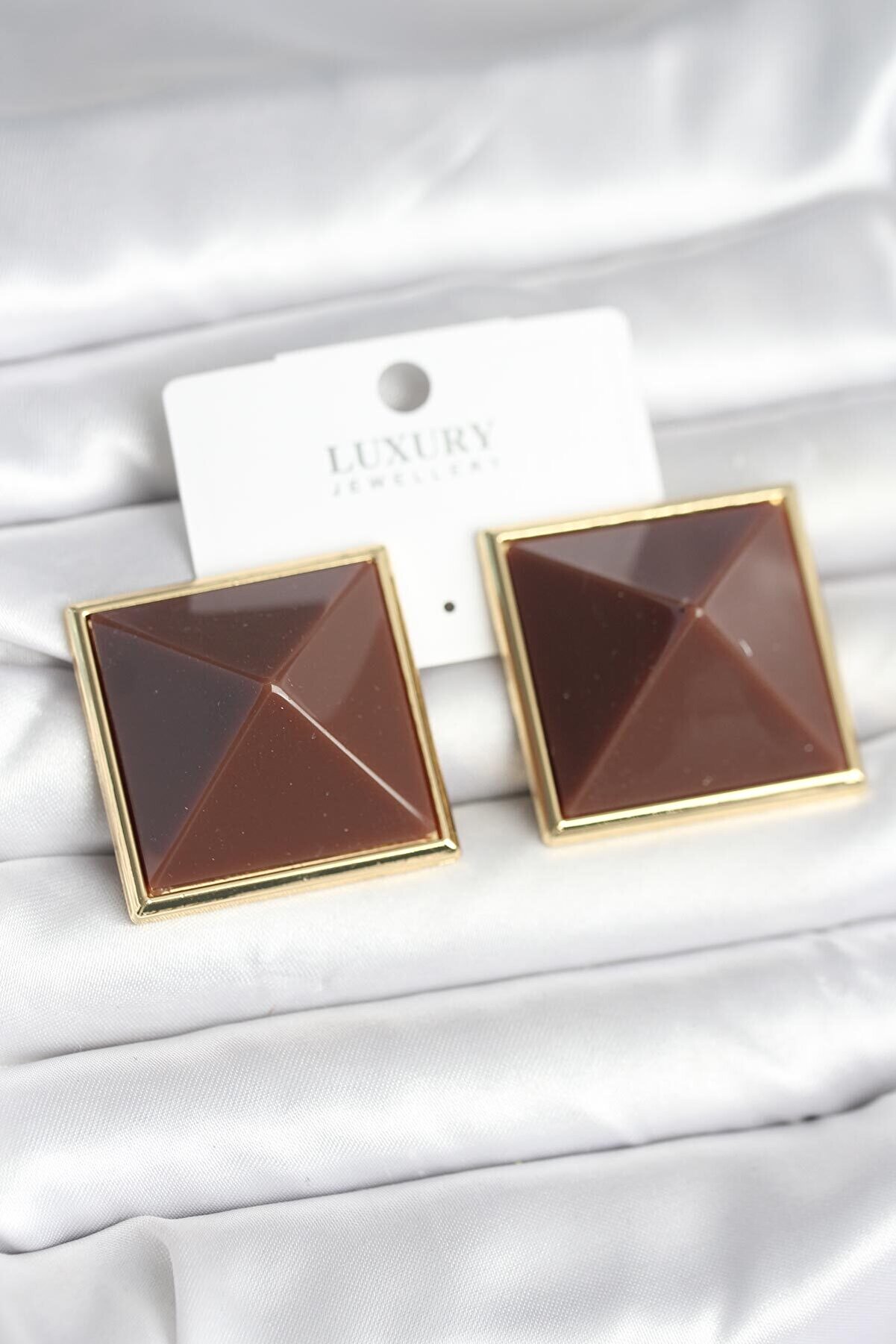 Clari̇ss Pi̇ri̇n&ccedil; Gold Renk Kahverengi̇ Pi̇rami̇t Model Kadın K&uuml;pe - Li̇si̇nya