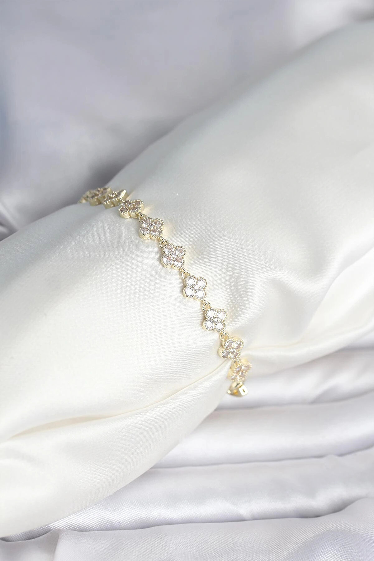 Gny Bfs Zi̇rkon Taşlı Pi̇ri̇n&ccedil; Yonca Model Bi̇lekli̇k