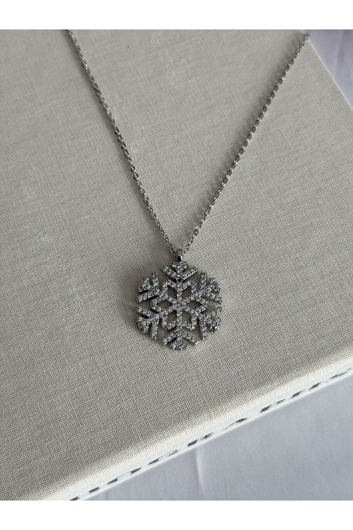 Ateli̇er Emi̇ne İri̇ Kar Tanesi̇ Kolye